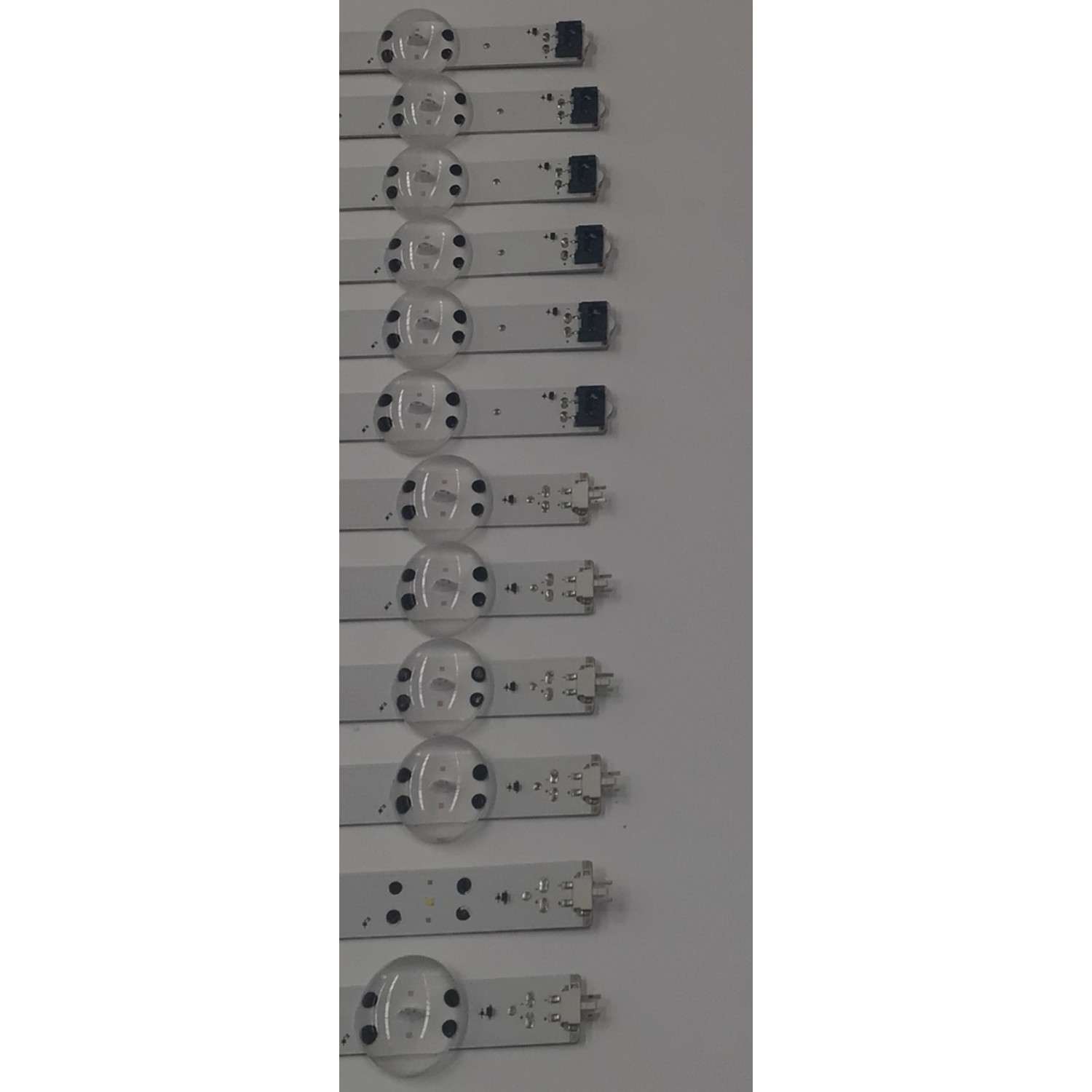 KIT DE LEDS PARA TV LG ORIGINAL 12 PIEZAS / NUMERO DE PARTE EAV64993801 / EAV64993901 / LGIT_TRIDENT_82UM75_A_L / LGIT_TRIDENT_82UM75_B_L / LGIT_82UM75_R2_190626_A / LGIT_82UM75_R2_190626_B / 82UM75_REV01 / PANEL HC820DQF / MODELOS 82UN8570 / 82UM8070 - Imagen 2