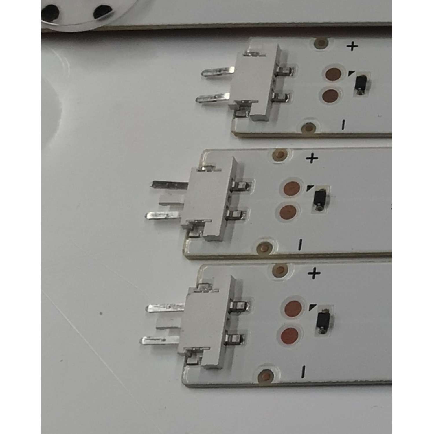 KIT DE LEDS ORIGINAL PARA TV LG 6 PIEZAS / NUMERO DE PARTE EAV63192711 / SSC_43INCH_FHD_B_REV02_150925 / SSC_43INCH_FHD_A_REV02_150925 / 43LH51_FHD_A S / 43LH51_FHD_B S / BOE43036 / PANEL NC430DGG-AAGP1 / MODELO 43UN7000PUB - Imagen 4