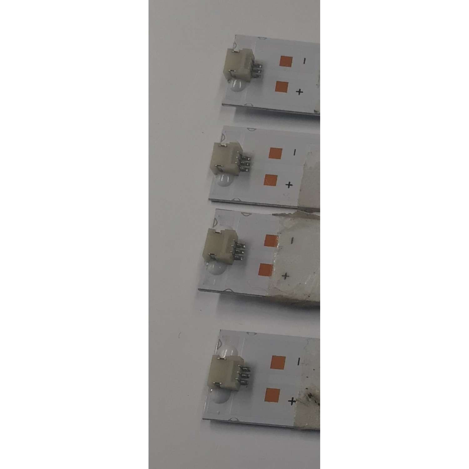 KIT DE LEDS PARA TV VIZIO ORIGINAL 4 PIEZAS / NUMERO DE PARTE 40-M43Q6-3030-0D22-4X9-803X14-20220314 / 261501016360 / E493461 2242 / 70401-01637BX / SVB430AK5Y / 38XXX31D2211260004D / PANEL BOEI430WQ1 / DISPLAY HV43QUB-F70 / MODELO M43Q6M-K04 - Imagen 3