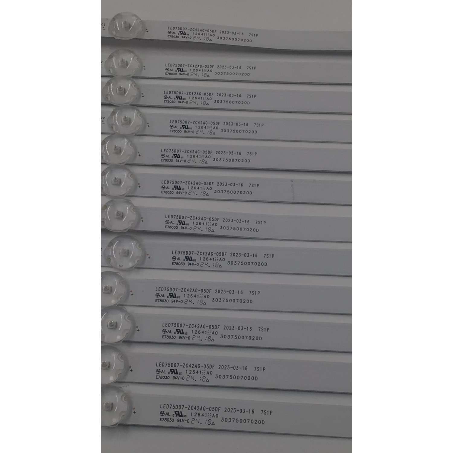 KIT DE LEDS PARA TV ONN ORIGINAL 12 PIEZAS / NUMERO DE PARTE LED75D07-ZC42AG-05DF / 30375007020D / 30375007020DS / 75000M23S / E78030 /  240620AF01 / PANEL JR745R3HA2Y / JR745R3HC5K / HV750QUB-F91 / MODELO 100044717 75 PULGADAS - Imagen 3