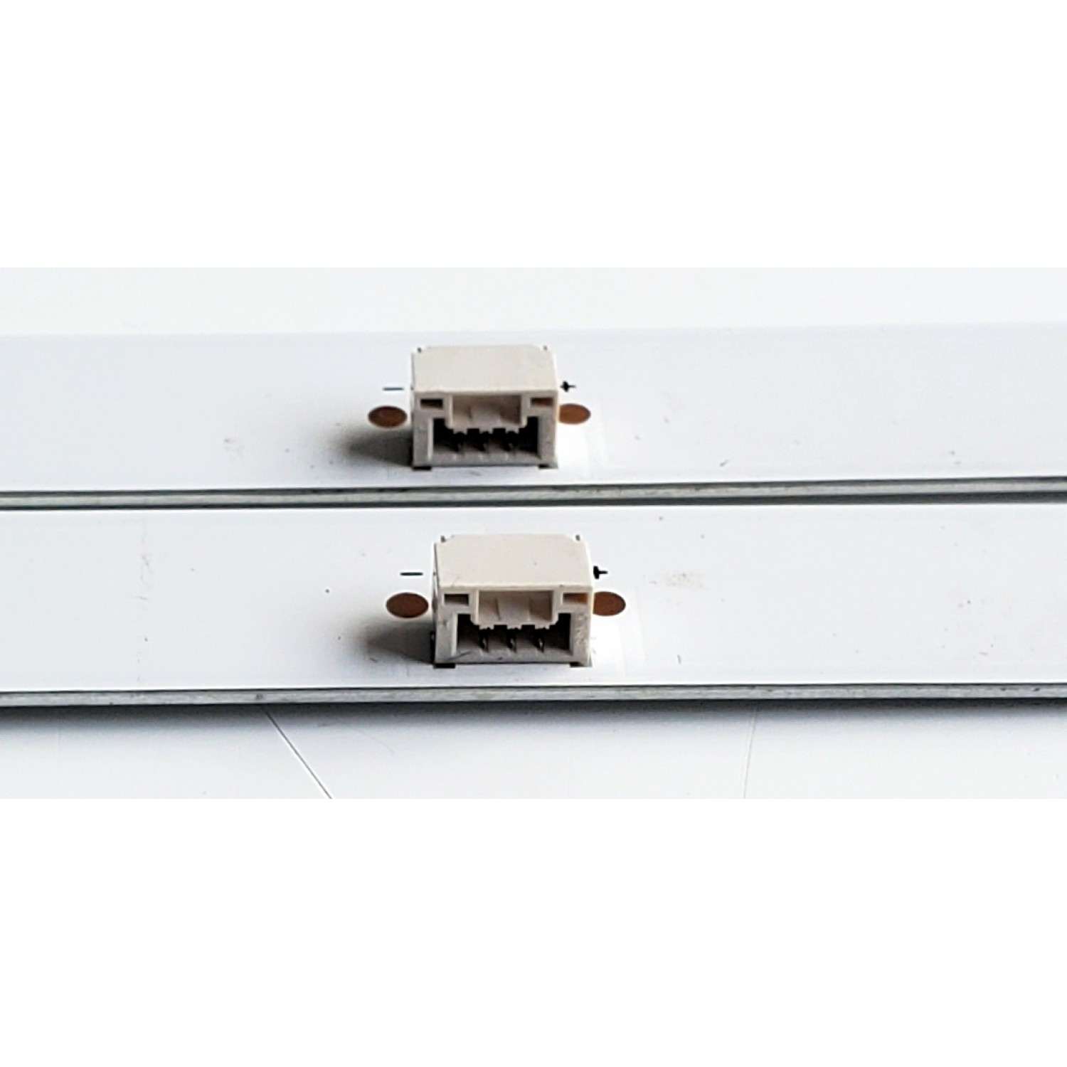 KIT DE LED´S PARA TV INSIGNIA ((2 PIEZAS)) / NUMERO DE PARTE SHINEON 2D03951 REV.A / YM7WHM PWR4A9 / SM7EWY5Y / 344761000398000 / PANEL BOEI320WX1-01 / MODELO NS-32D220A18  - Imagen 3