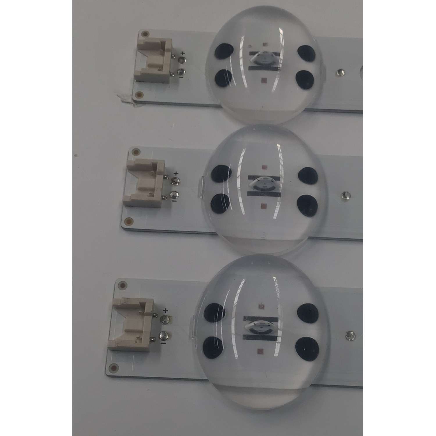 KIT DE LEDS PARA TV LG ORIGINAL 3 PIEZAS / NUMERO DE PARTE EAV64755501 / SSC_Y19_43LM63 / SSC_Y19_TRIDENT_43LM63_REV00_181029 / E469119 / BOE 430H1 / BOE430H1 / PANEL NC430DUE-ABHXC / MODELOS 43LM6300PUB / 43LM6300PLA - Imagen 4