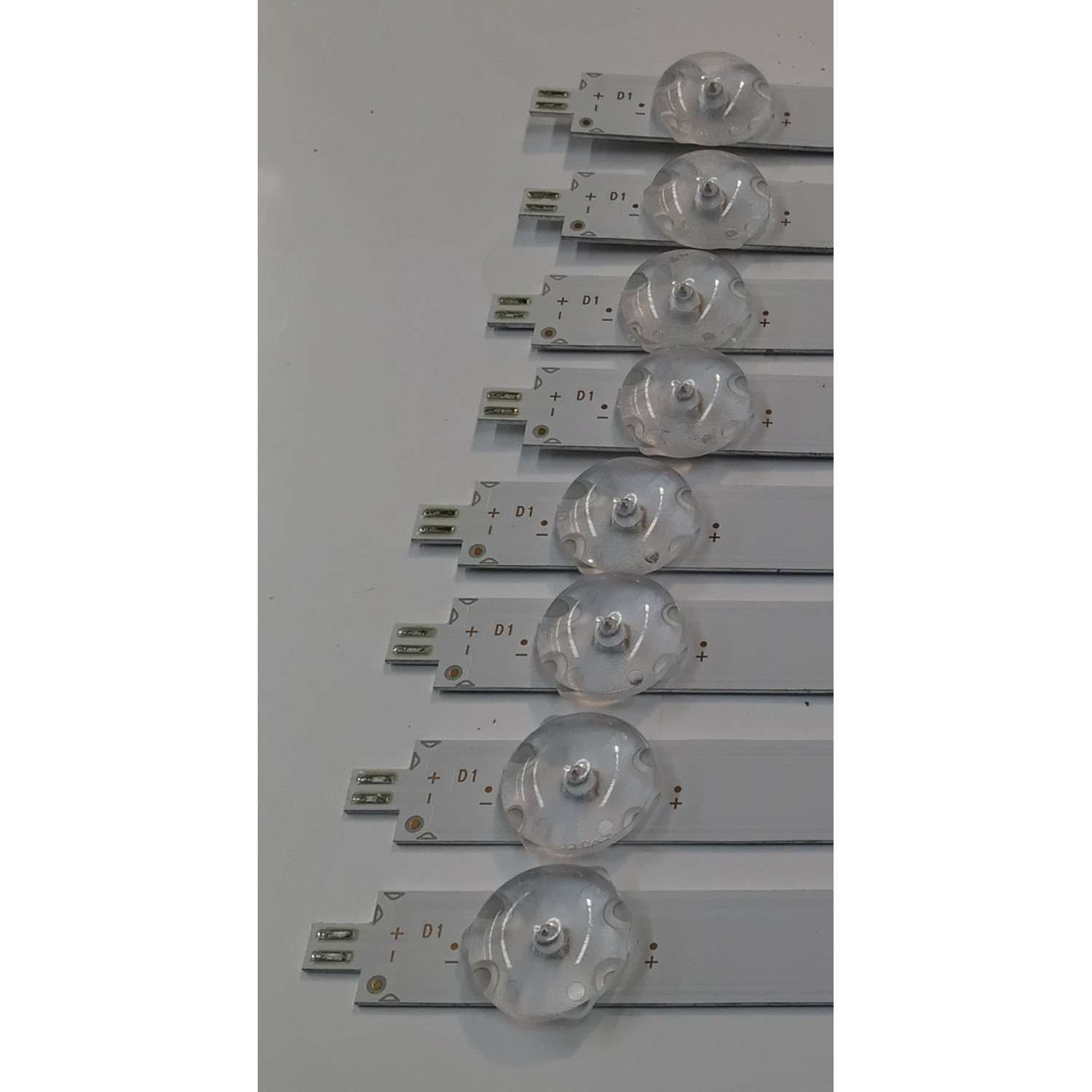 KIT DE LEDS PARA TV ONN ORIGINAL 8 PIEZAS / NUMERO DE PARTE 30365007050D / LED65D07-ZC62AG-08DF / 231114AC01 / 65000M73S / MODELO 100012587 65" - Imagen 4
