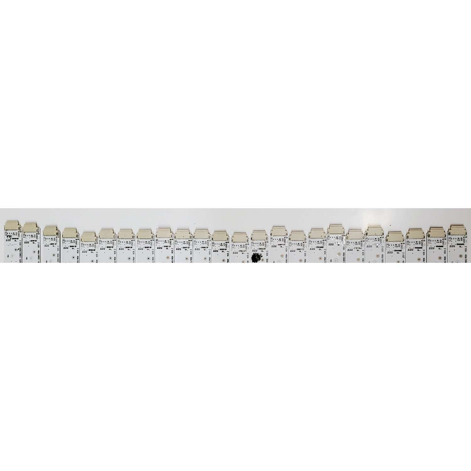KIT DE LED'S PARA TV HISENSE ((24 PIEZAS)) / NUMERO DE PARTE RSAG7.820.13085/ROH / HD550H3U51-T0K1+2022122201+LB5509N / HD550H3U51-T0K1 / 2022122201 / LB5509N / 335275 / E519757 / MODELO 55'' / ((LED AZUL)) - Imagen 3