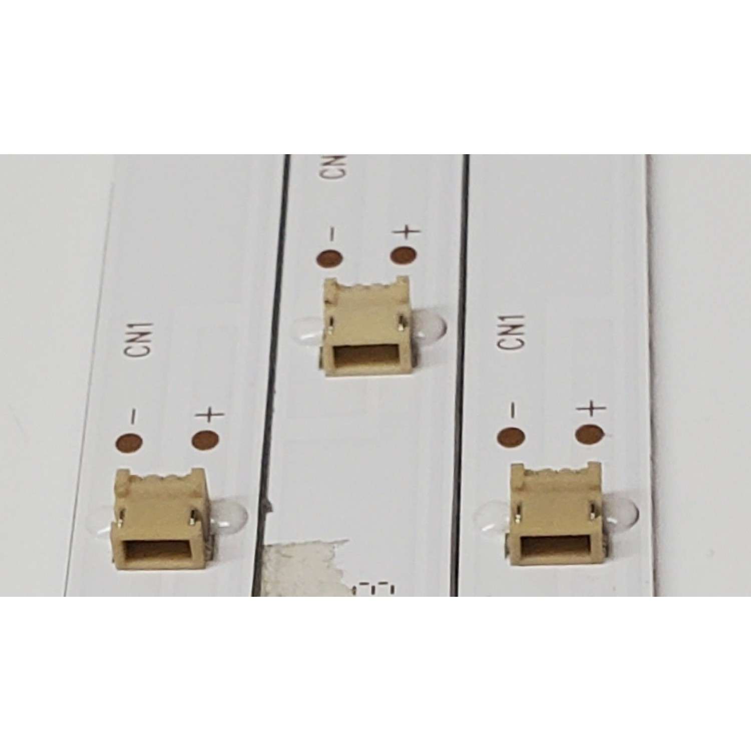 KIT DE LED'S PARA TV SEIKI ((3 PIEZAS)) / NUMERO DE PARTE ZN-385K07C-3 / C15000D3G1905117HPB66H / 58239008 / ZN-385K07C-3 90522 V2.1-0H / PANEL LC390TA1A / MODELOS SC-39HS950N / TE4019BP - Imagen 4