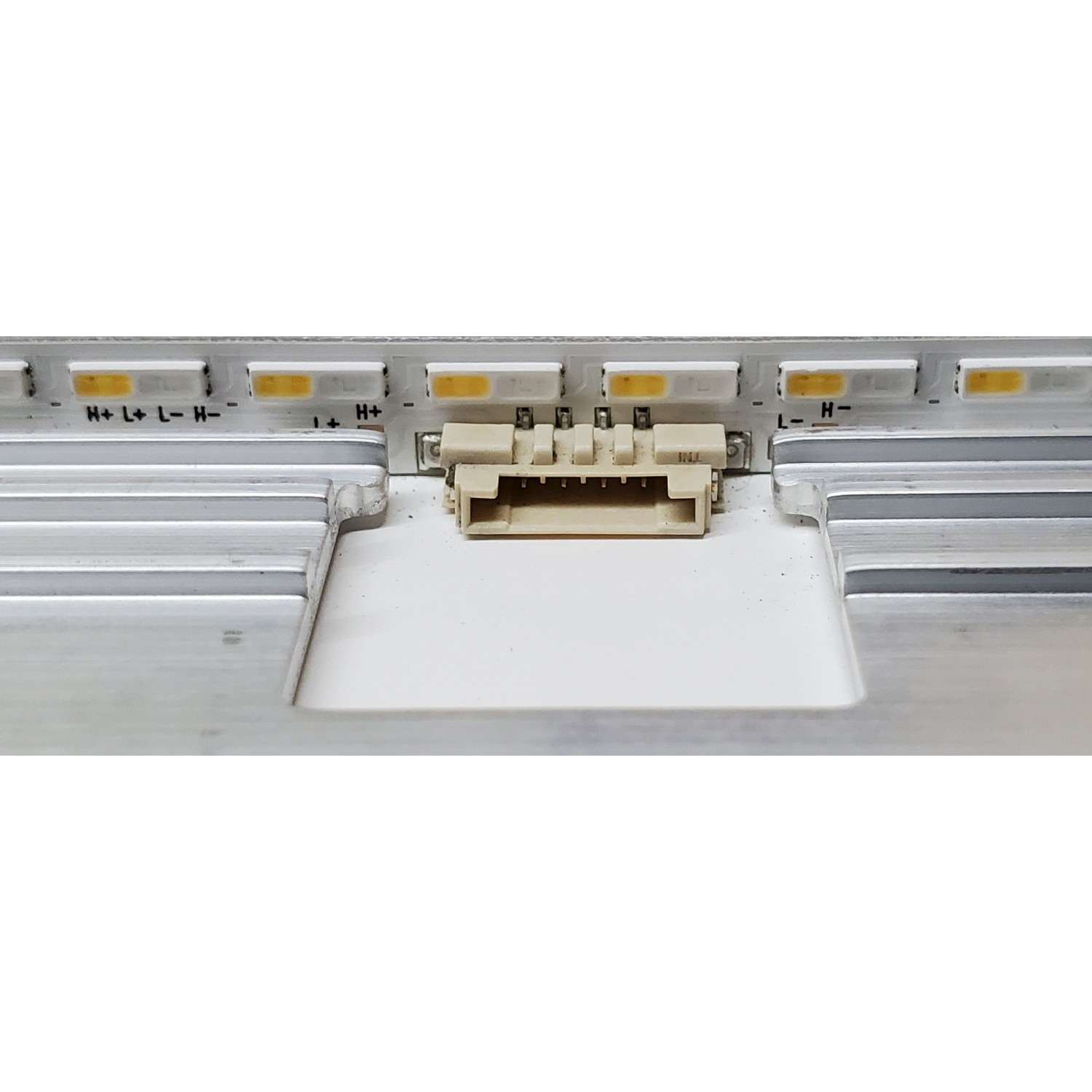 LED PARA TV SAMSUNG ((1 PIEZA)) / NUMERO DE PARTE BN96-52584A / LM41-01050B / L1_Q60A / E5_DFM / S66(1)_R1.2 / V1B_100 / BN61-17498A / MODELOS QN55Q6DAAFXZA AA01 / QN55Q60AAFXZA FI13 / QN55Q60AAFXZA XQ11 / QN55LS03BAFXZA CA09 / ((MEDIDAS 1.43M x 12CM)) - Imagen 3