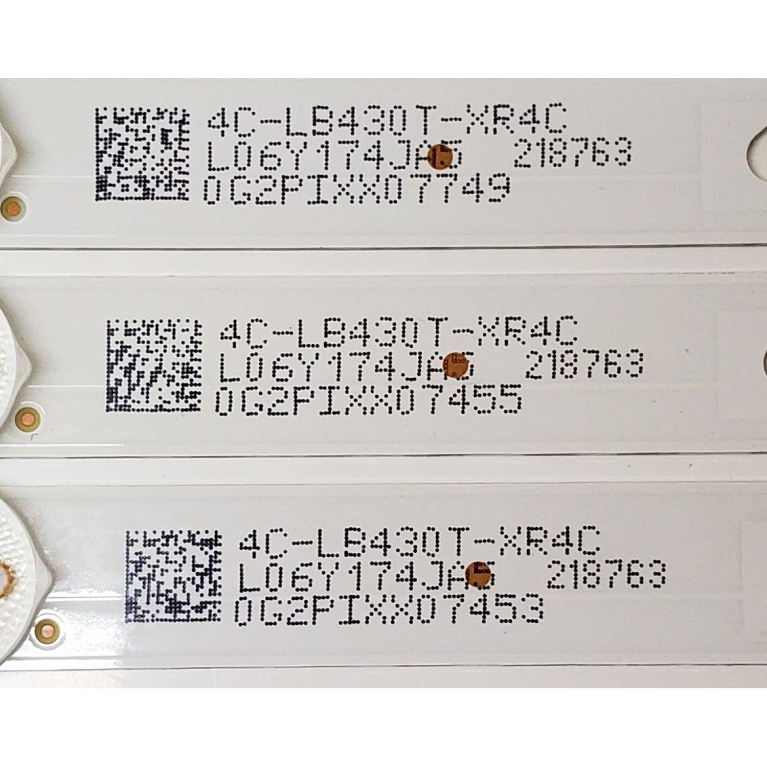 KIT DE LED'S PARA TV HKPRO ((3 PIEZAS)) / NUMERO DE PARTE CRH-AT43D120030300703788REV1.1 / 4C-LB430T-XR4C / L06Y174JA5 / 218763 / E479275 / PANEL LVF430PADX E0086 / DISPLAY CC430LV1D / MDOELO HKP43SM8 - Imagen 4