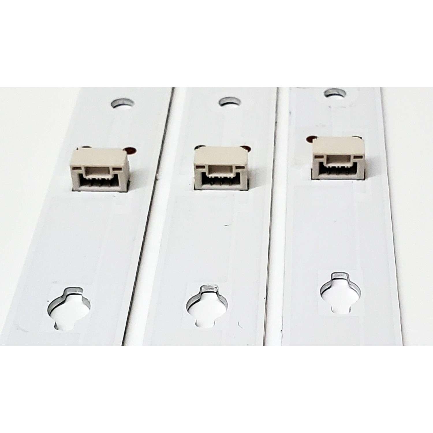 KIT DE LED'S PARA TV HKPRO ((3 PIEZAS)) / NUMERO DE PARTE CRH-AT43D120030300703788REV1.1 / 4C-LB430T-XR4C / L06Y174JA5 / 218763 / E479275 / PANEL LVF430PADX E0086 / DISPLAY CC430LV1D / MDOELO HKP43SM8 - Imagen 3