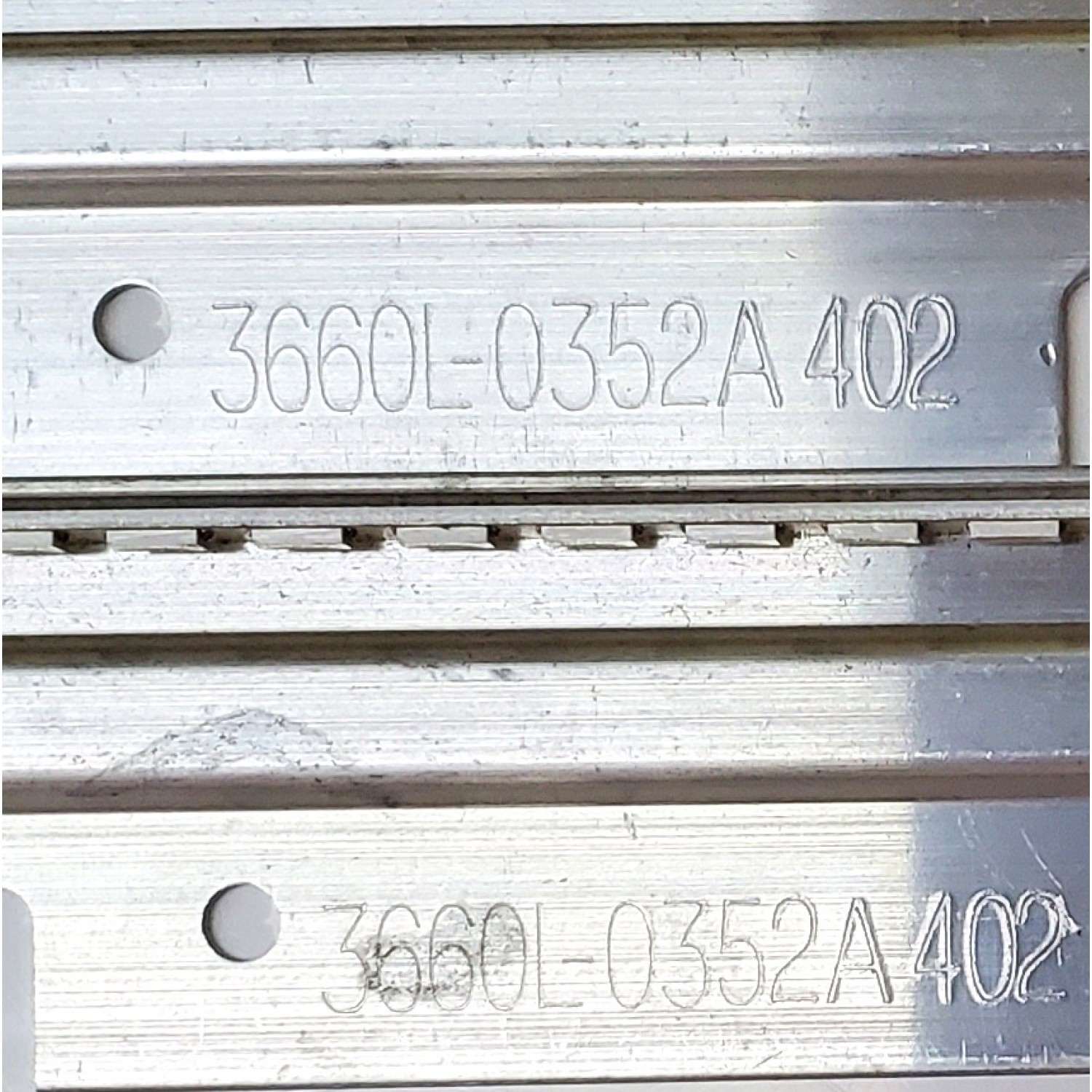 KIT DE LED'S PARA TV INSIGNIA ((4 PIEZAS)) / NUMERO DE PARTE 6920L-0050B / 6920L-0050A / 3660L-0352A 402 / 3660L-0353A 402 / 100507 / GBB09Q0A25 / PANEL LTA400HM07 / MODELO NS-40L240A13 - Imagen 6