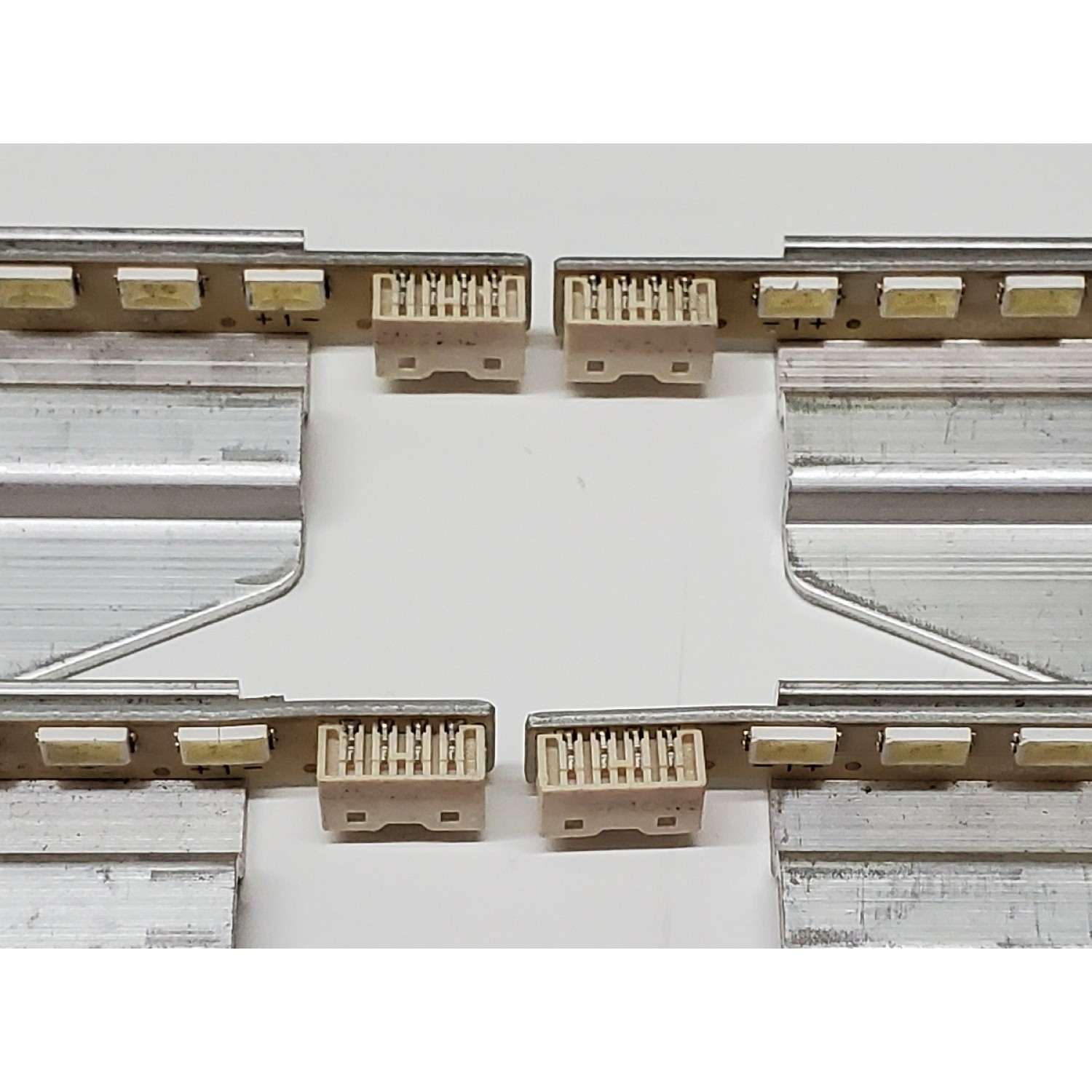 KIT DE LED'S PARA TV INSIGNIA ((4 PIEZAS)) / NUMERO DE PARTE 6920L-0050B / 6920L-0050A / 3660L-0352A 402 / 3660L-0353A 402 / 100507 / GBB09Q0A25 / PANEL LTA400HM07 / MODELO NS-40L240A13 - Imagen 2