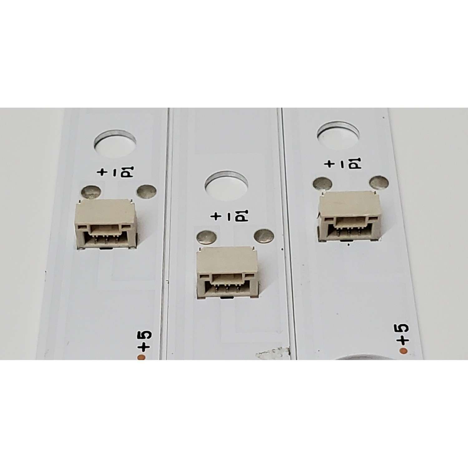 KIT DE LEDS ORIGINAL PARA TV HKPRO 3 PIEZAS / NUMERO DE PARTE 43HR332M08AC V1 / 4C-LB430T-HRFC / 43D2000 / 43D2000 8*3 / 43HR332M08AC / PANEL LVF430HKDX / DISPLAY PT430CT03-14 / MODELO HKP43R01 - Imagen 2