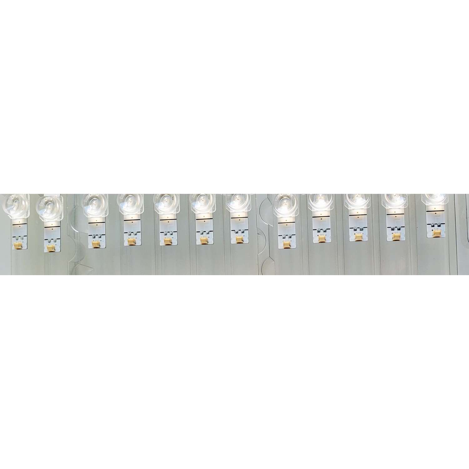 KIT DE LED'S ((NUEVOS)) PARA TV HISENSE ((12 PIEZAS)) / NUMERO DE PARTE LB7502J V1 / HD750Y1U72-T0LG+2023012901 / 1310084S00 / PANEL HD750Y1U72-T0L2 / MODELO 75A65K - Imagen 2