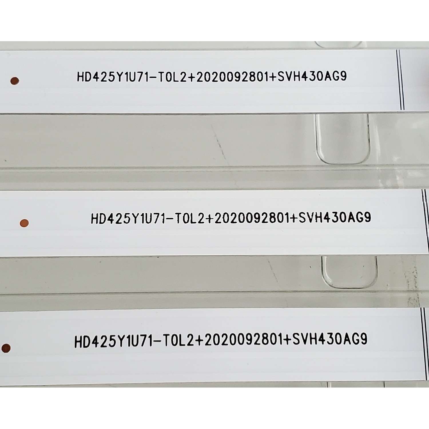 KIT DE LED'S ((NUEVOS)) PARA TV HISENSE / TOSHIBA ((3 PIEZAS)) / NUMERO DE PARTE CRH-BXBT43Y13030080309UREV1.0 / HD425YU71-T0L2+2020092801+SVH430AG9 / 230109X / 1252536 / 25593600  / PANEL HD425Y1U71-T0L2 / MODELOS 43A6G / 43A68G / 43A6GX3 / 43C350KU - Imagen 4