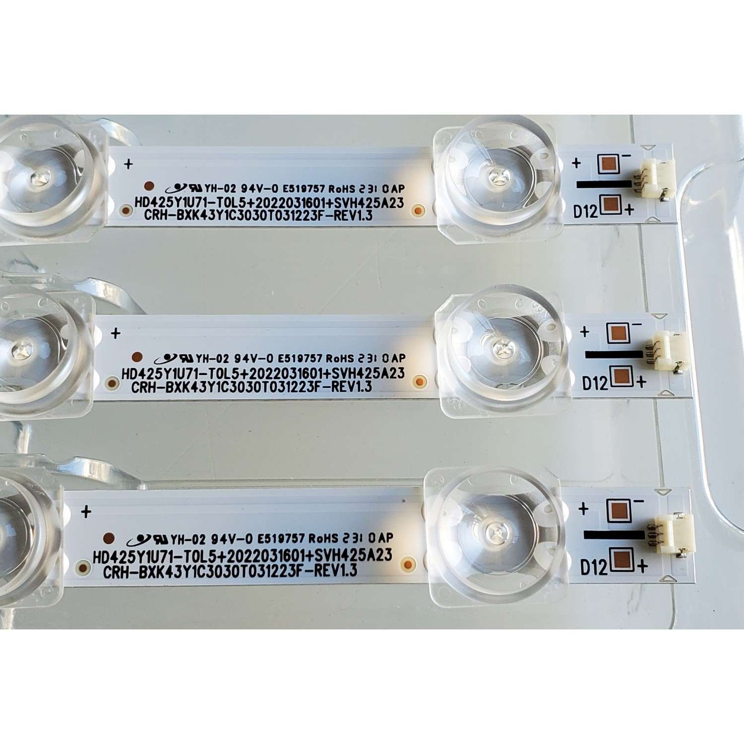 KIT DE LED'S ((NUEVOS)) PARA TV TOSHIBA ((3 PIEZAS)) / NUMERO DE PARTE CRH-BXK43Y1C3030T031223F-REV1.3 / HD425Y1U71-T0L5 / 2022031601 / SVH425A23 / 1282847500 / 25793400 / PANEL HD425Y1U71-T0L5\S1\SM\ROH / MODELO 43C350LU - Imagen 4