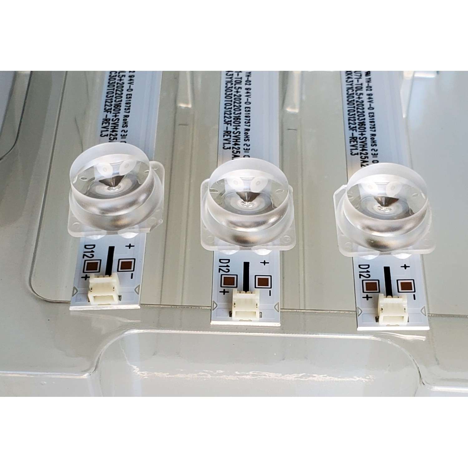 KIT DE LED'S ((NUEVOS)) PARA TV TOSHIBA ((3 PIEZAS)) / NUMERO DE PARTE CRH-BXK43Y1C3030T031223F-REV1.3 / HD425Y1U71-T0L5 / 2022031601 / SVH425A23 / 1282847500 / 25793400 / PANEL HD425Y1U71-T0L5\S1\SM\ROH / MODELO 43C350LU - Imagen 2