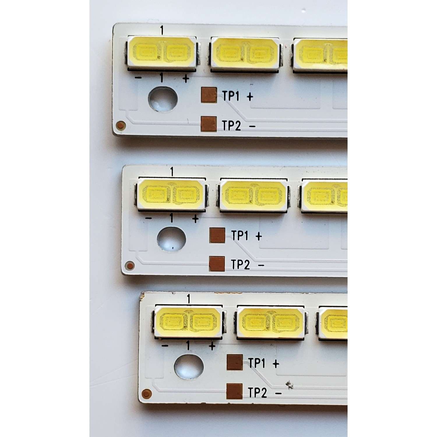 KIT DE LED'S PARA TV SHARP ((3 PIEZAS)) / NUMERO DE PARTE 5369ZZ / LG INNOTEK 70INCH 7030PKG 64EA REV0.1_20120921 / 20120921 / PANEL JE695D3GW8CD / MODELOS LC-70LE657U / LC-70LE550U - Imagen 2