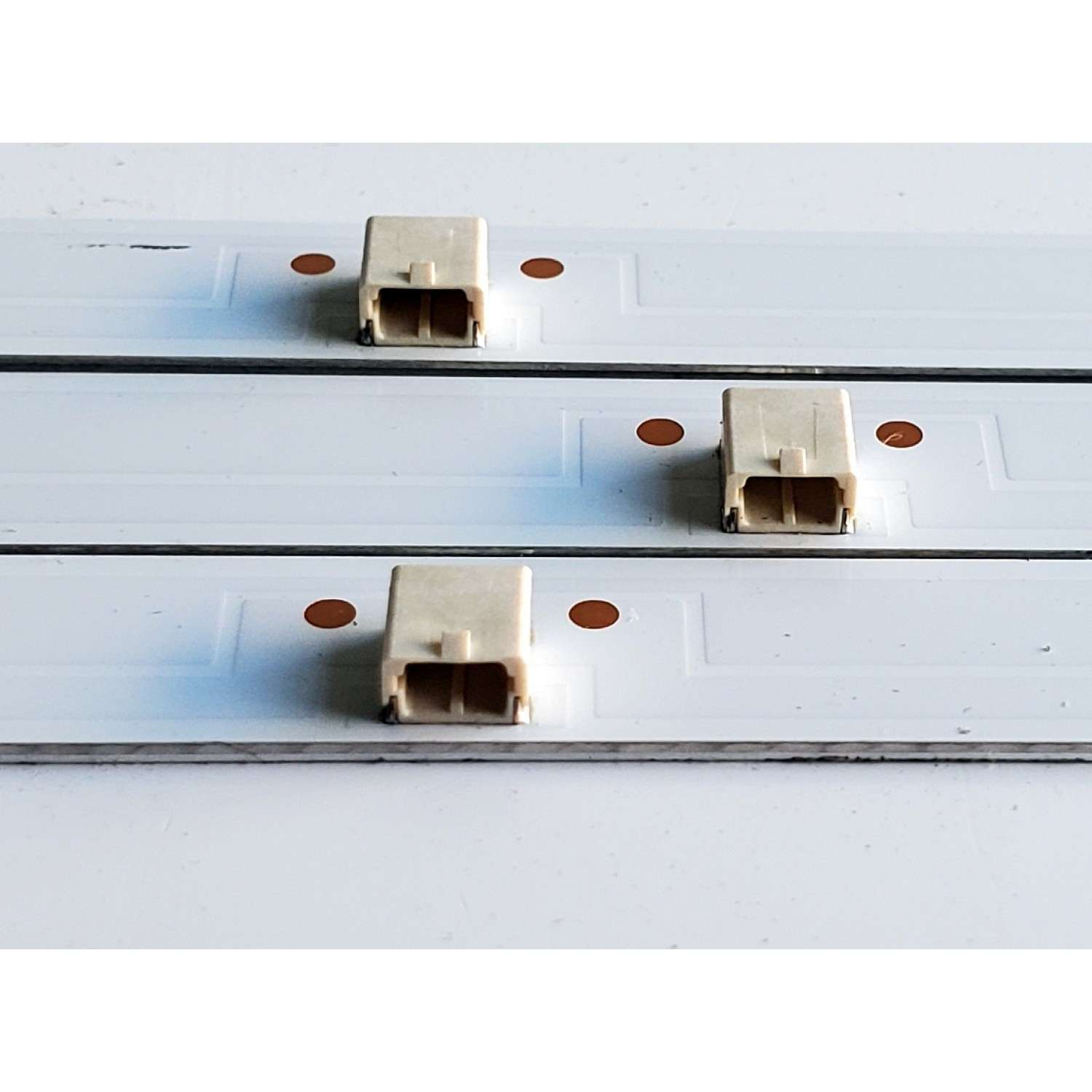 KIT DE LED'S PARA TV WESTINGHOUSE ((3 PIEZAS)) / NUMERO DE PARTE CRH-ZG43G7N3030070301FREV1.0 / 43G5C / 43G7N / Y182-L05-JA-2 / 257086 / B230305A1Z / PANEL C430Y19-5C / DISPLAY V430DJ1-Q01 REV.D2 / MODELO WR43UX4210 - Imagen 4
