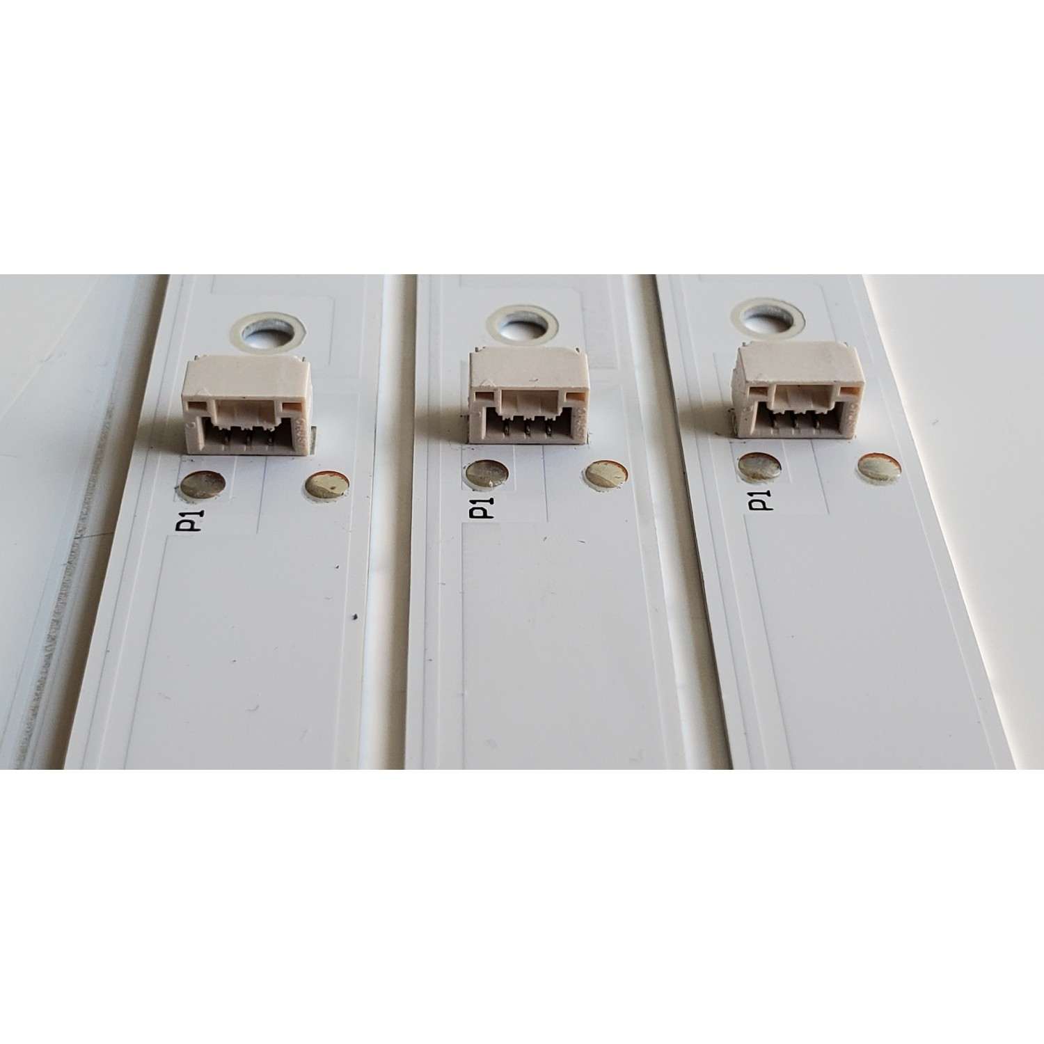 KIT DE LED'S PARA TV EVL ((3 PIEZAS)) / NUMERO DE PARTE 43HR332M07A5 V0 / 43D1200UD / 4C-LB430T-HRAC / LD6RA2R0C / 43D1200UD 7*3 / HBL-L2 / E493461 / PANEL / DISPLAY / MODELO 43EVLS4 - Imagen 2