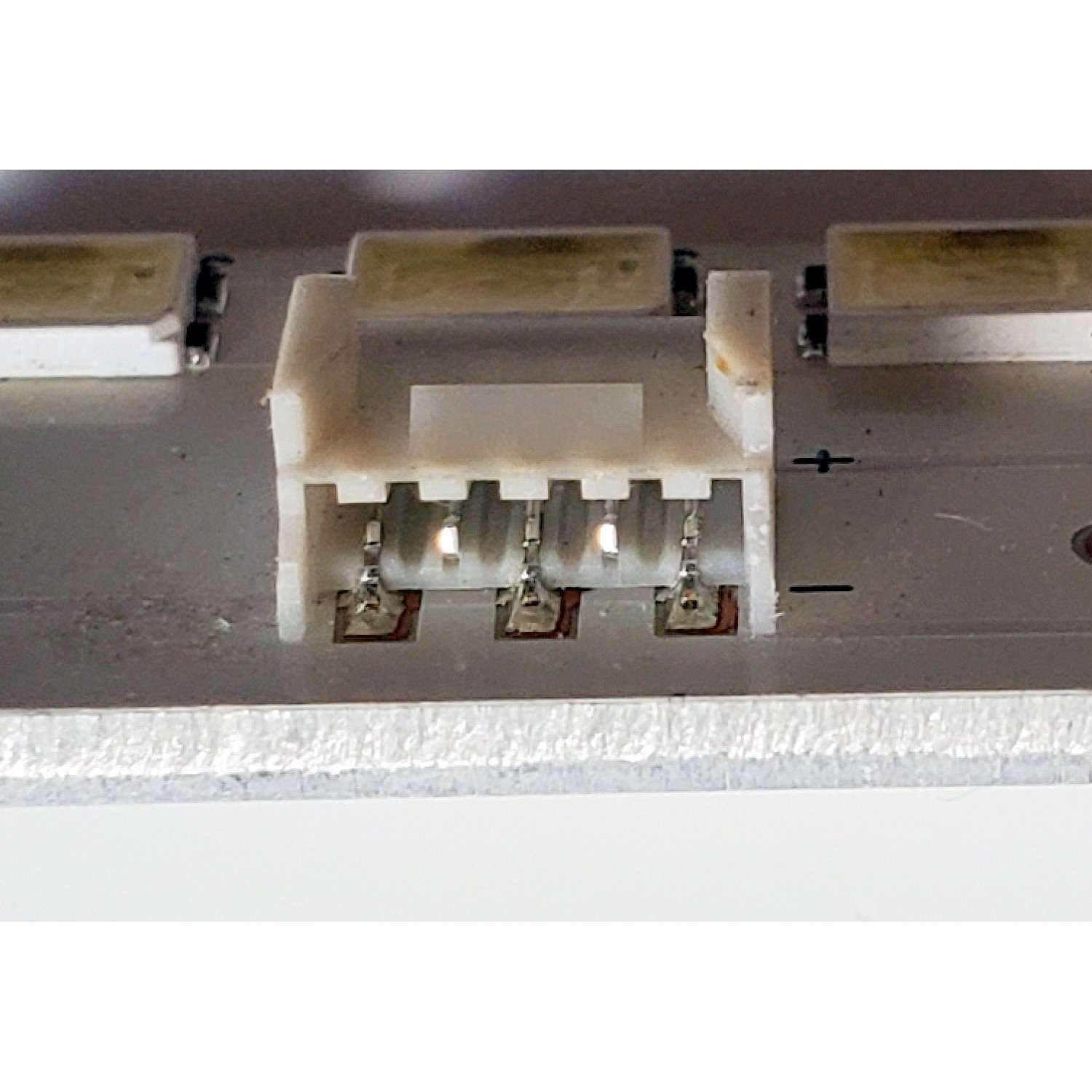 KIT DE LED'S PARA TV SHARP ((6 PIEZAS)) / NUMERO DE PARTE 2011SSP70 / SLED 2011SSP70 Y 68 5630 REV0 / M120519 / PANEL LK695D3GV00D / MODELOS LC-70LE845U / LC-70C8470U - Imagen 2