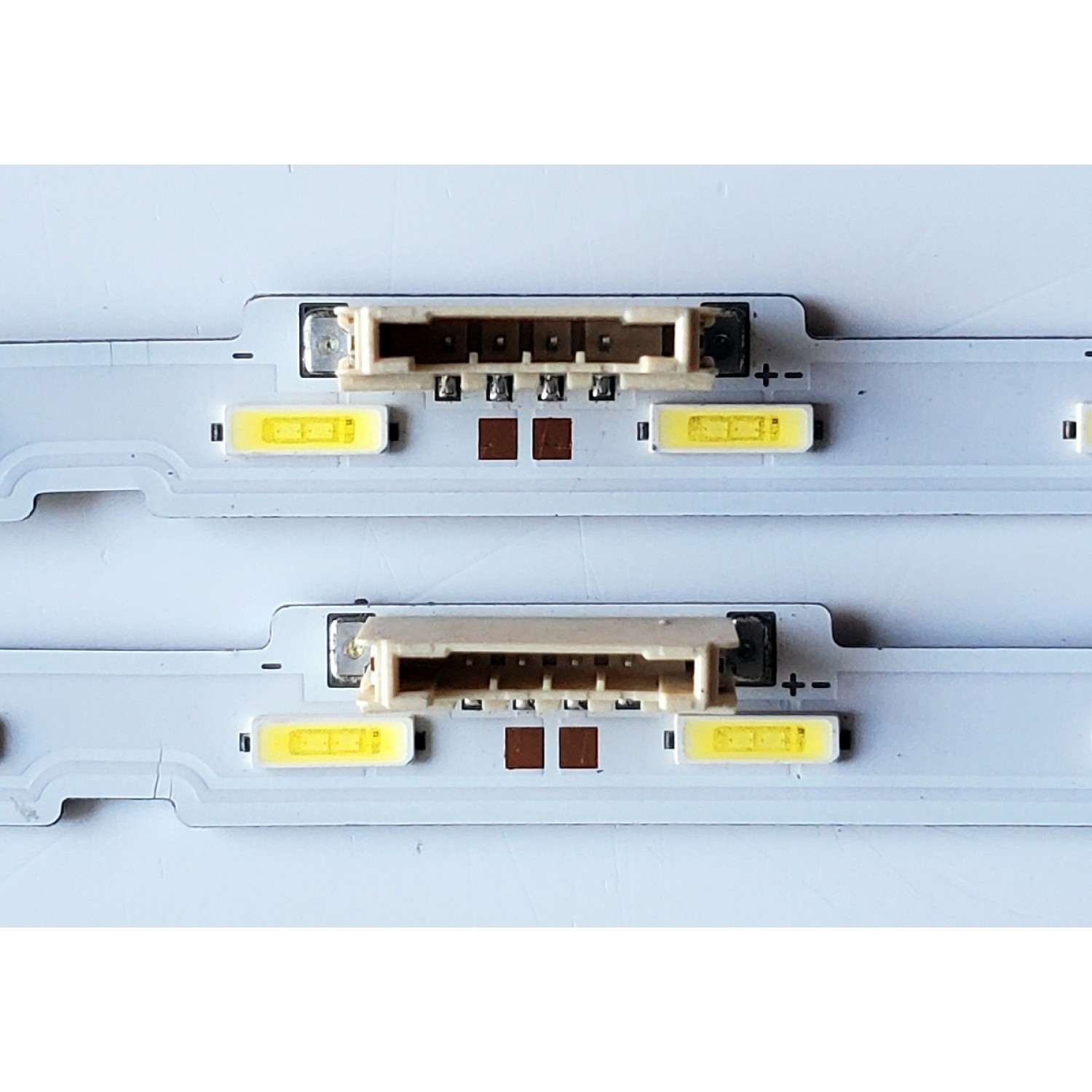 KIT DE LED'S PARA TV SAMSUNG ((2 PIEZAS)) / NUMERO DE PARTE BN96-45954A / V8N1-430SM0-R0 / V8N1-430SM0-R0 180226 / BN9645954A / E251781 / PANEL CY-NN043HGNV1H / MODELO UN43RU7100 - Imagen 3