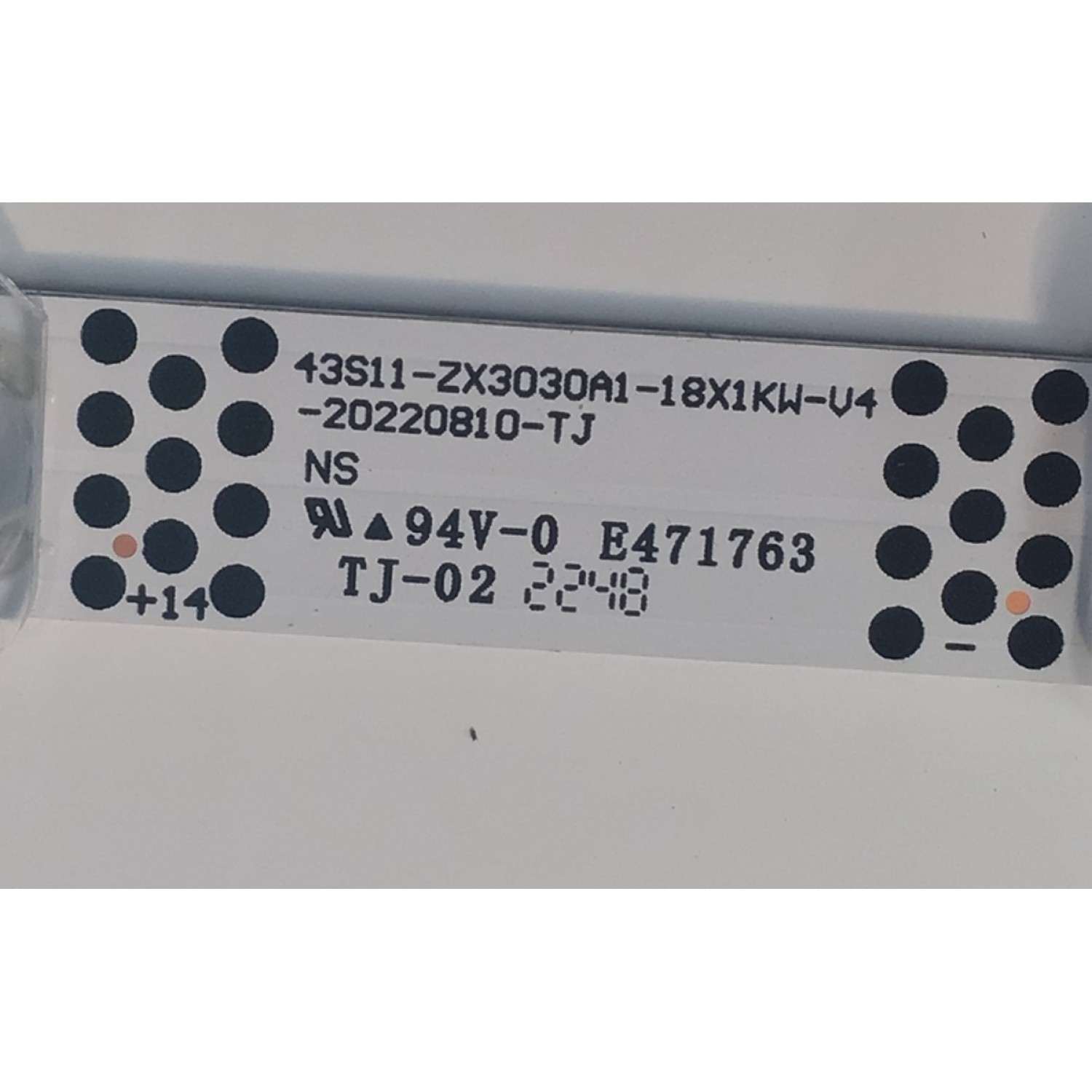 LED PARA TV TCL ORIGINAL 1 PIEZA / NUMERO DE PARTE 43S11-ZX3030A1-18X1KW-V4-20220810-TJ / B0101-000776 / 4628063A1 / 43S11-CKD A / PANEL LVU430NDEL / MODELO 43S451 - Imagen 4