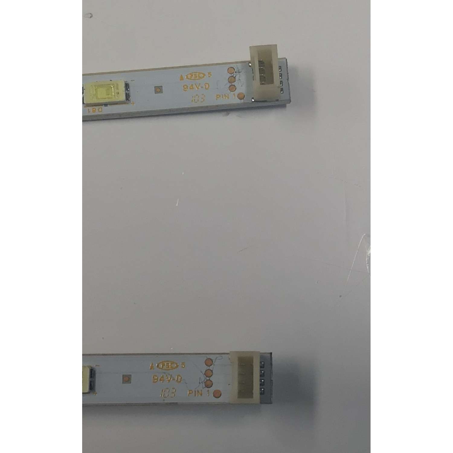 KIT DE LEDS PARA TV TOSHIBA ORIGINAL 2 PIEZAS / NUMERO DE PARTE TT-46T10001 / TT-46T10001-YY31B-X-W-11R / TT-46T10001-YY31B-X-W-11R-1547 / TT-46T10001-YY31B-X-W-11R-1565 / 73.46T10.001-0-SX1 / PANEL T460HF02.V1 / MODELO 46UL863 - Imagen 3