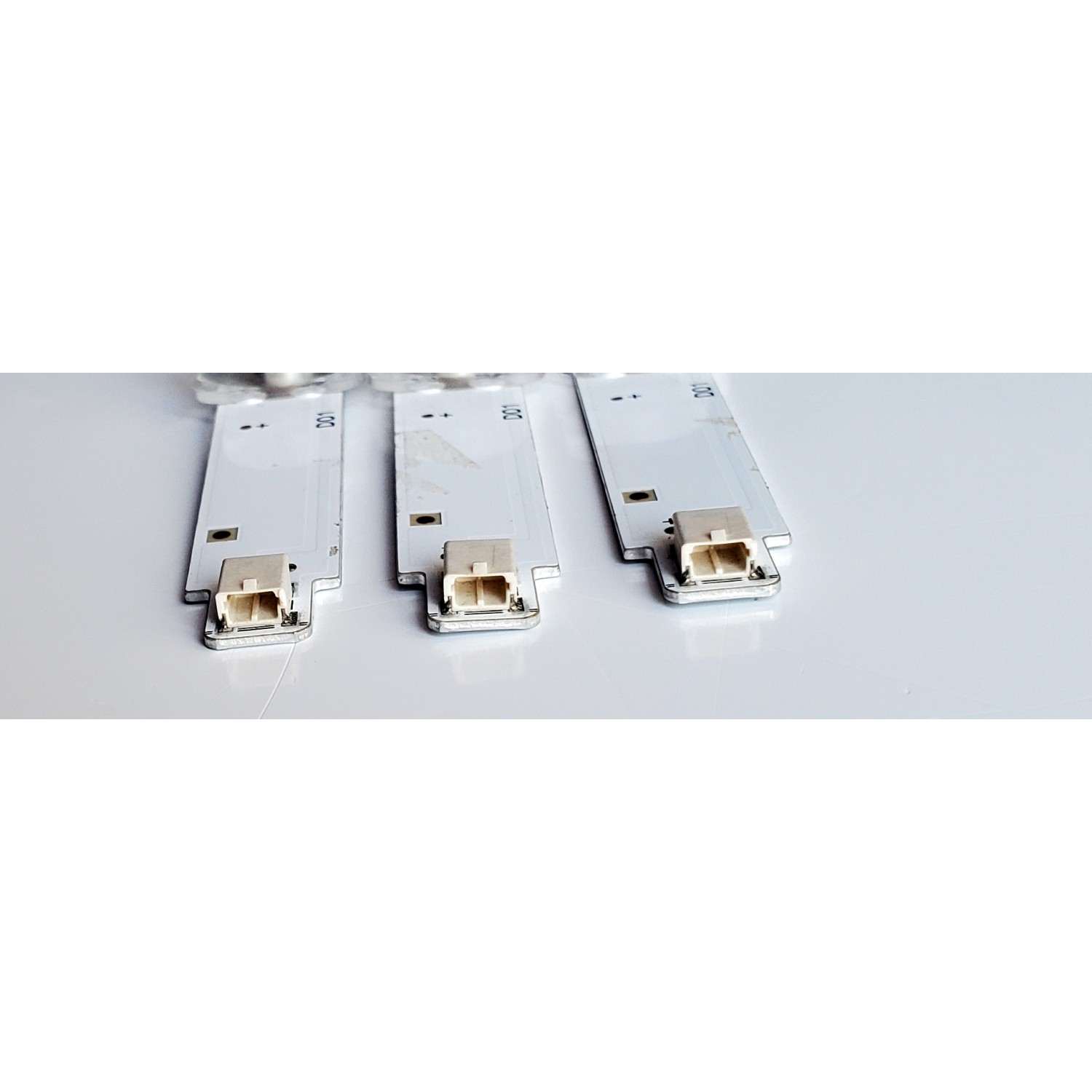 KIT DE LED'S PARA TV SAMSUNG ((3 PIEZAS)) / NUMERO DE PARTE HRS-H535-050AU70-0312-3030-12.5-N-V3 / E493538 / 75.2XN09G001 / L9B7V31W42231 / L9 B7 V31 W4 22 31 / PANEL CY-BA050HGCR1V / UE50AU / UE50AU7100K - Imagen 3