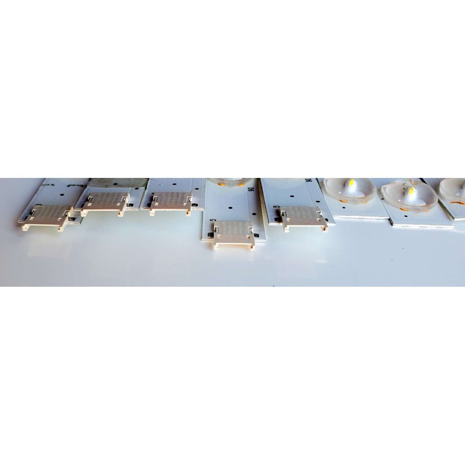 KIT DE LEDS ORIGINAL PARA TV HISENSE 30 PIEZAS/ NUMERO DE PARTE CRH-BXK75V6U823030T15240C5 /CRH-BXK75V6U823030T15240C5-L-REV1.7 /CRH-BXK75V6U823030T15240C5-R-REV1.7 /HD750V6U82-TAL8/2020120501/SVH750AB1-L /SVH750AB1-R /PANEL HD750V6U82-TAL8 /MODELO 75U6G  - Imagen 6