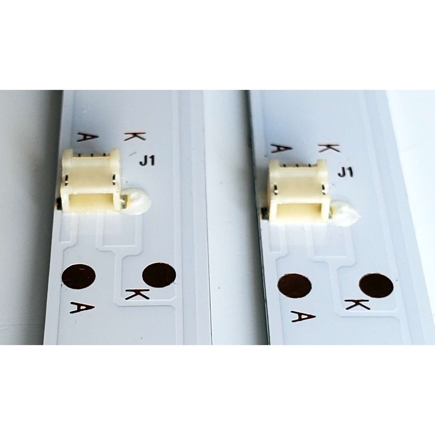 KIT DE LED'S PARA TV POLAROID ((2 PIEZAS)) / NUMERO DE PARTE AHKK32D06-ZC22AG-90 / 303AK320062 / AK320M49 / E465853 / 21245A / 21007150 / 190422AC06 / 2010052296-2 / MODELOS PTV3215ILED / ATV3215LED - Imagen 2
