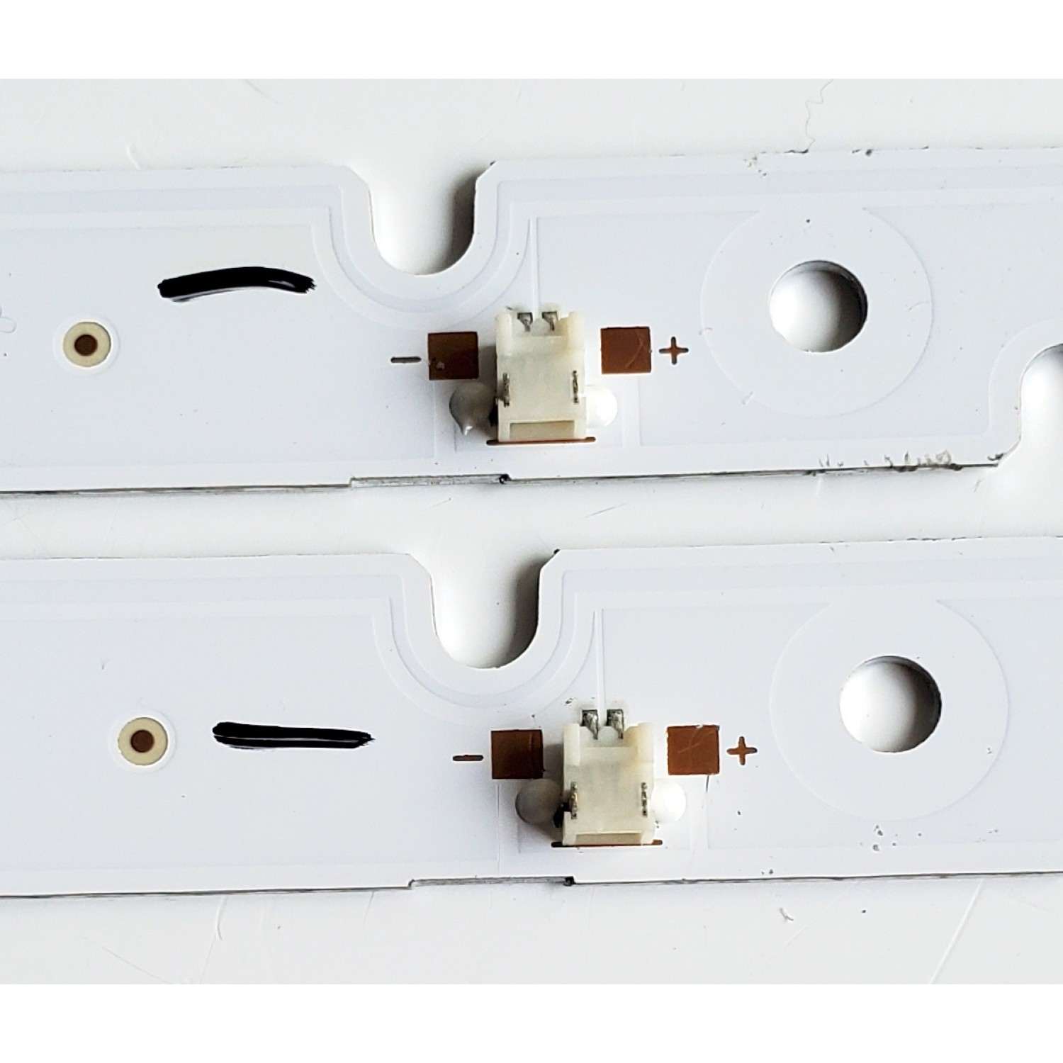 KIT DE LED'S PARA TV PHILCO ((2 PIEZAS)) / NUMERO DE PARTE 06-32C2X6-618-M13W14-180528 / 261501005170 / E469119 94V-0 / 230101009271 / PANEL HK315LEDM-JH3MH / DISPLAY PT320AT01-4 / MODELO PH32C10DSGWA - Imagen 4