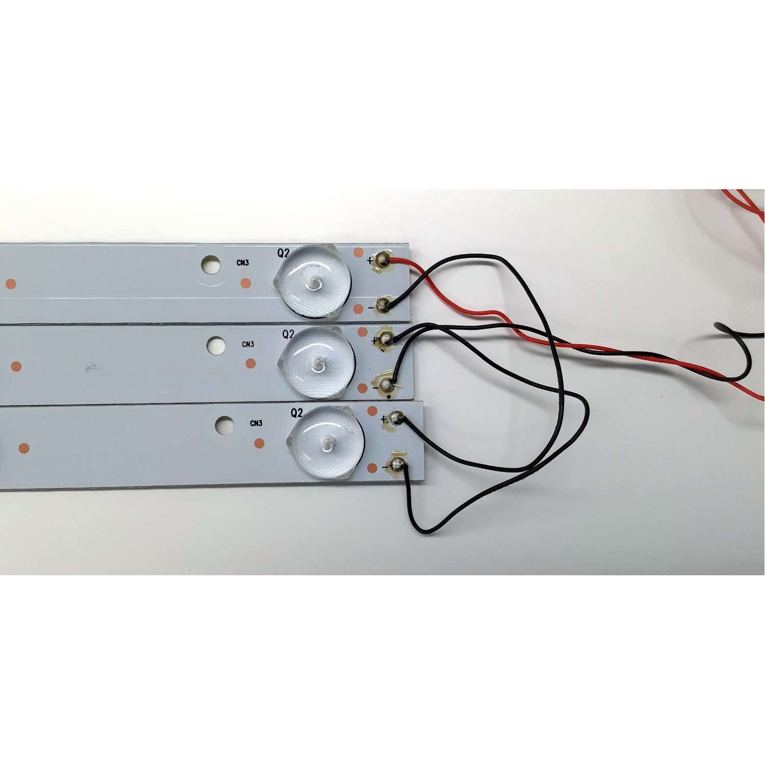 KIT DE LED'S PARA TV SEIKI ((3 PIEZAS)) / NUMERO DE PARTE GKB7.820.3813 / 3238-T2-S / E334789 / LTE32368 / 5.948.3009 / 151023-A0K34-JMD-J9-11 / MODELOS SE32HY27 / SE32HY10 - Imagen 2