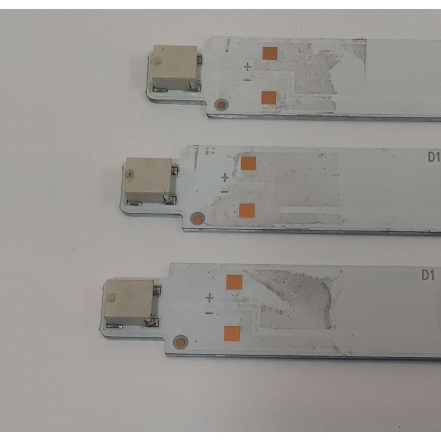 KIT DE LED'S PARA TV HISENSE ((3 PIEZAS)) / NUMERO DE PARTE 261501010084 / 30-50-0D23-3x12-966 / 30-50-0D23-3x12-966x12.5-200814-1.6 / E257384 / PANEL CY-BT050HGPV1H / 50357A / DISPLAY CC500PV6D VER.01 / MODELO UN50TU8000 / UN50TU8000FXZA YA01 - Imagen 2