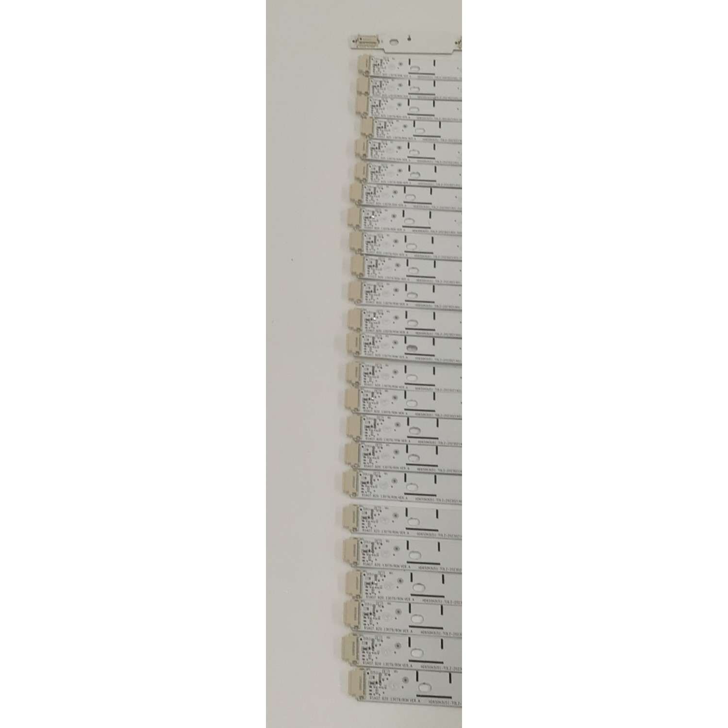 KIT DE LED'S PARA TV HISENSE ((24 PIEZAS)) / NUMERO DE PARTE CRH-BXK65H31836T16Z1S1P32E-REV1.3 / RSAG7.820.13079/ROH VER.A / HD650H3U51-T0L2+2023021401+SHV650AV8 / 331695 / 12345600 / PANEL HD650H3U51-T0L2\S0\GM\ROH / DISPLAY T650QVN07.H / MODELO 65U7K - Imagen 5