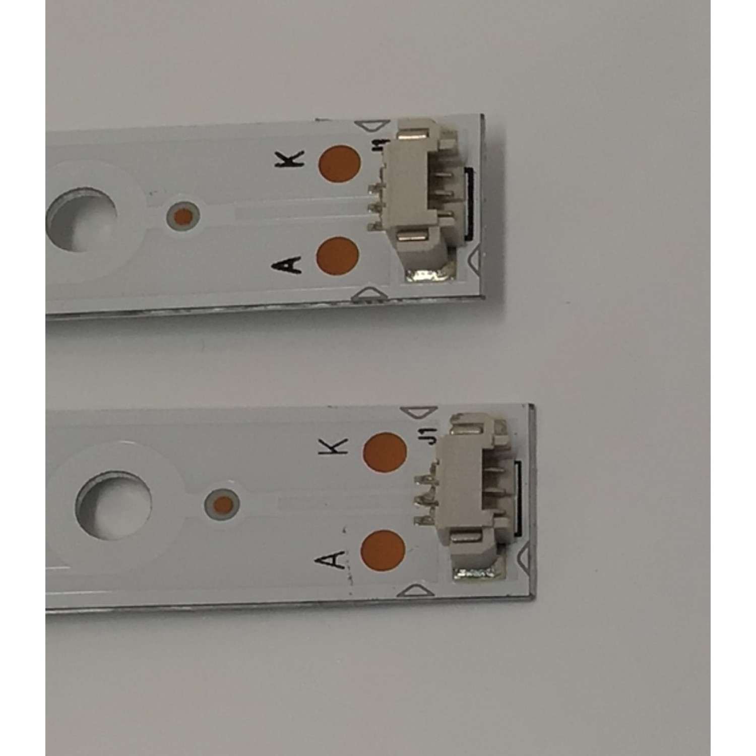 KIT DE LED´S PARA TV 2  PIEZAS ORIGINALES / NUMERO DE PARTE 30332005210 / LED32D05-ZC26AG-02 / 5544-A0 / 181210AF5 / 32000M13 / MODELO 32" - Imagen 4