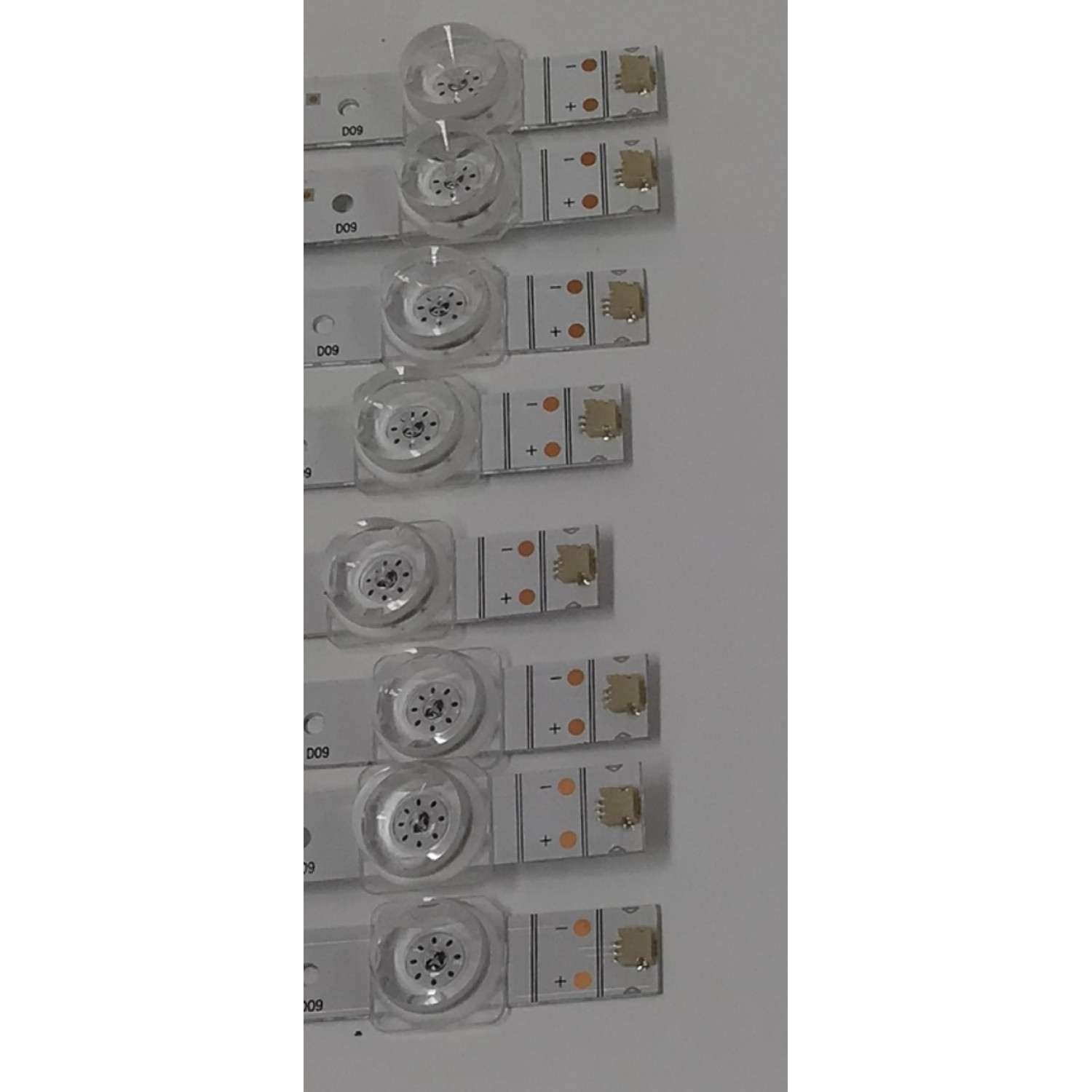 KIT DE LEDS ORIGINAL PARA TV HISENSE 8 PIEZAS / NUMERO DE PARTE SVH700A49 / ZD_SSC_D700_8X9_02_TDE30_V1.40_20211022 / HD700Y1U41-L3 / 2021082403 / SVH700A49+ZDJGHIP7.820.241HIP7.820.241 / 1269989 / 5Q2C B1 / PANEL HD700Y1U41-L3 / MODELO 70A6 / 70A6F / 70R6E4  - Imagen 4