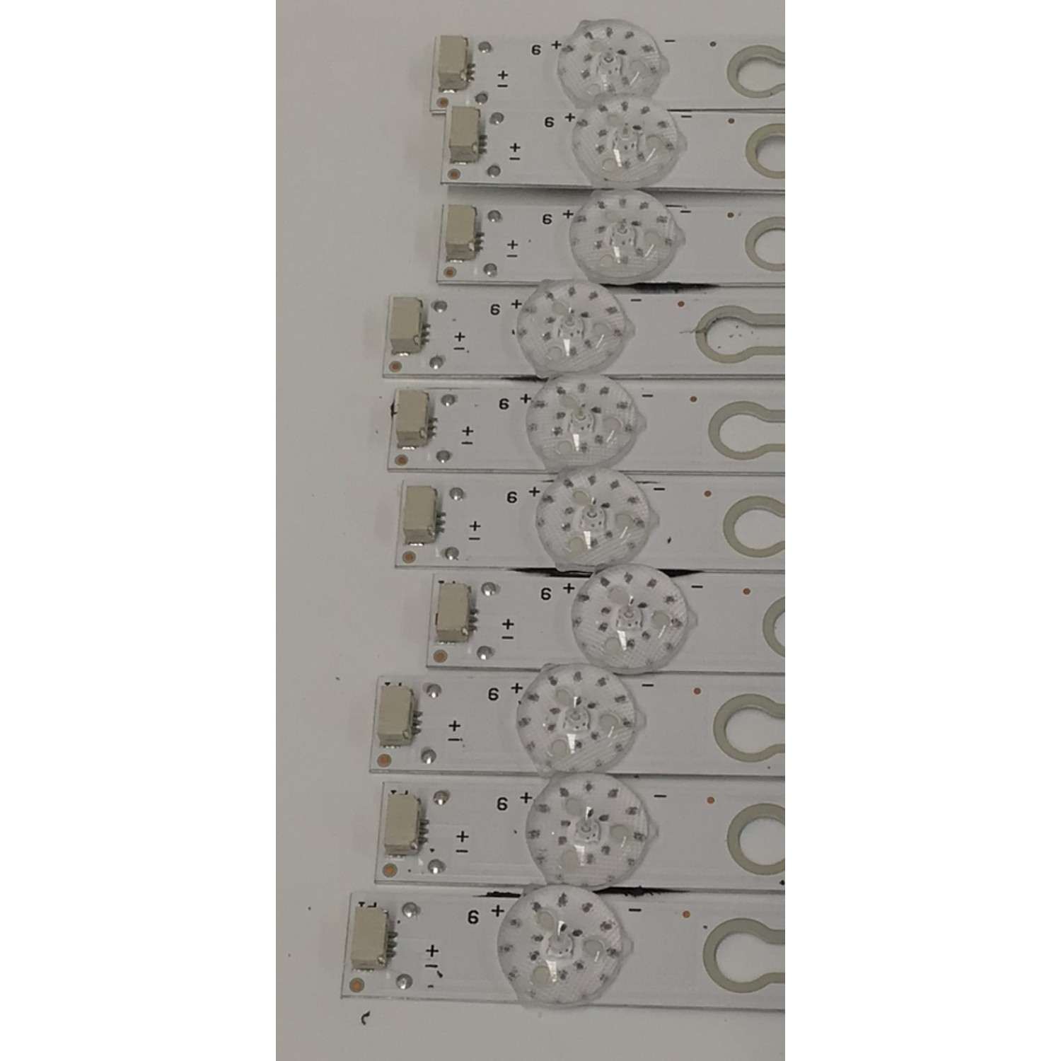 KIT DE LED´S PARA TV PHILIPS 10 PIEZAS ORIGINALES / NUMERO DE PARTE 70HR332M09A0 V0 / 70D2000 / 4C-LB700T-HR1 / LF2RD2R0D / MODELO 70PFL5656 / 70PFL5656/F7A - Imagen 2