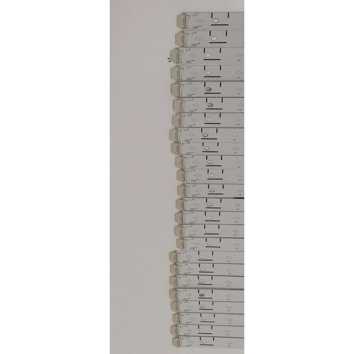 KIT DE LEDS PARA TV HISENSE ORIGINAL 24 PIEZAS / NUMERO DE PARTE SVH650AW0 / CRH-BXK65H3U51B1836T8Z2S1P2B3-REV1.3 / CRH-BXK65H3U51B1836T8Z2S1P2B3-REV1.3 / HD650H3U51-T0L6 / 2022110030 / PANEL HD650H3U51-T0L6 / MODELO 65U6K - Imagen 3