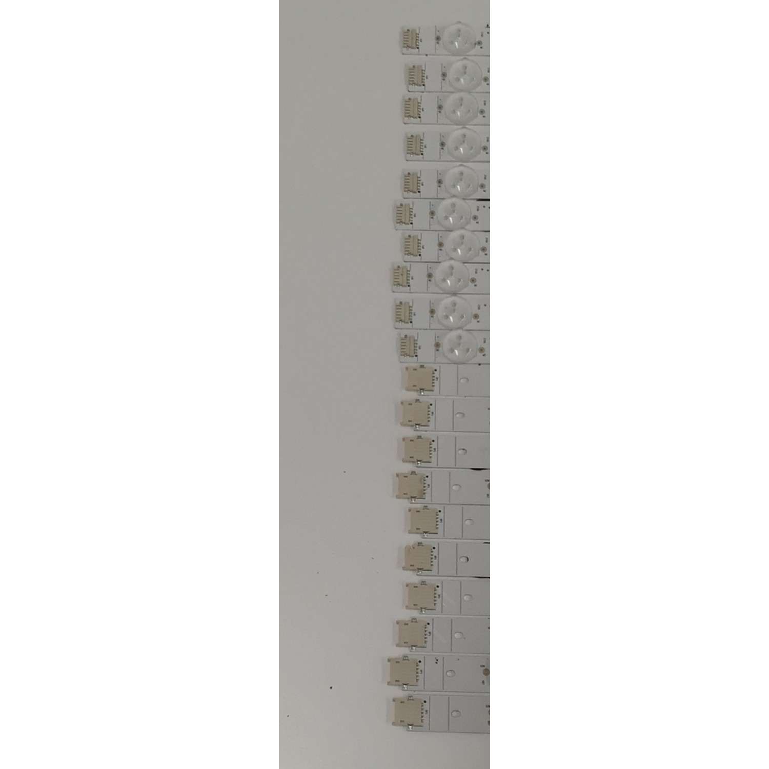 KIT DE LEDS PARA TV HISENSE ORIGINAL 20 PIEZAS / NUMERO DE PARTE JL.D7501M330 / JL.D7501M330-003AL-M_V02 / JL.D7501M330-003AR-M_V02 / RSAG7.820.13291/ROH VER.C / RSAG7.820.13292/ROH VER.C / PANEL HD750H3U71-T0L8K1 / DISPLAY HV750QUB-F92 / MODELO 75U7K - Imagen 2