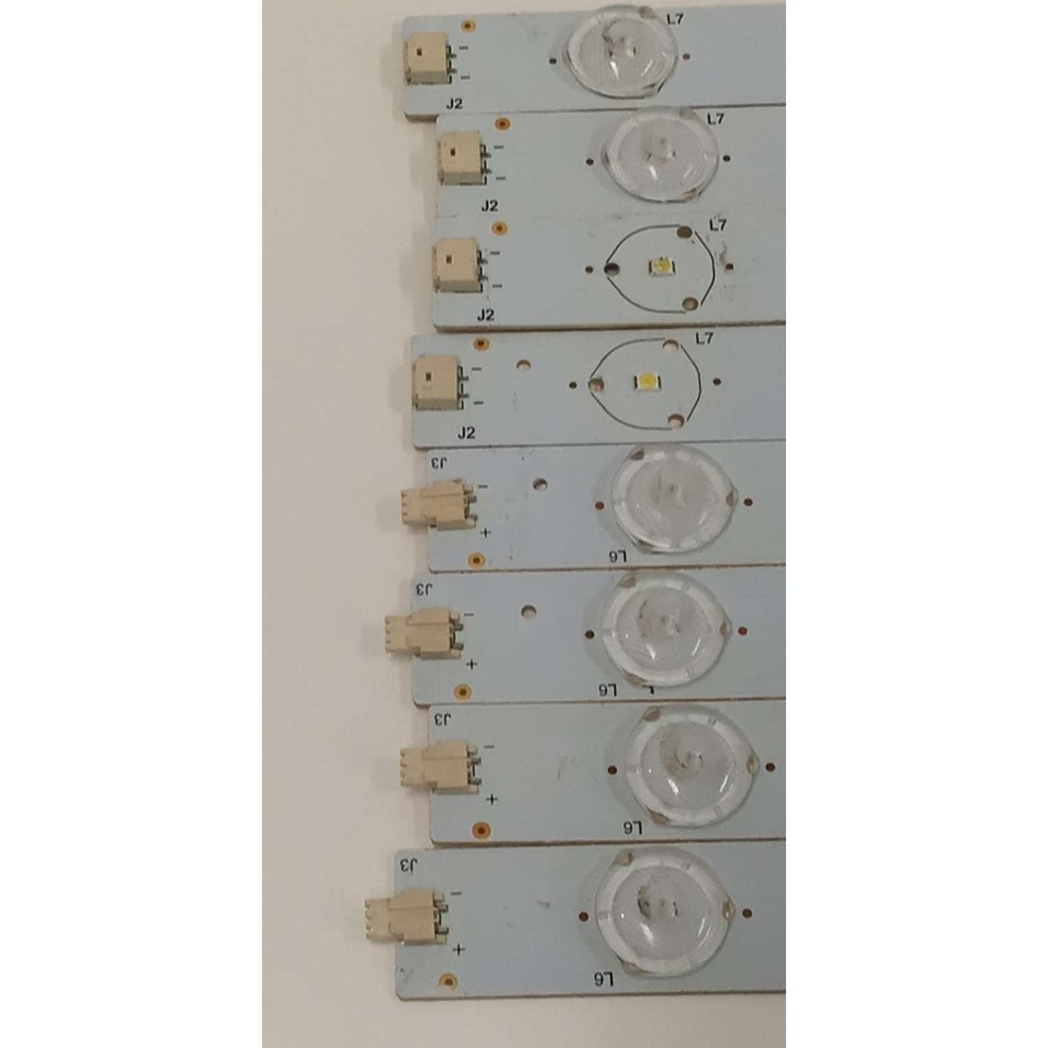 KIT DE LEDS PARA TV BUSH ORIGINAL 8 PIEZAS / NUMERO DE PARTE MKN-DLED40-06 / MKN-DLED40-06R-A01 / MKN-DLED40-06L-A01 / MODELO BMKDVD40LED - Imagen 4