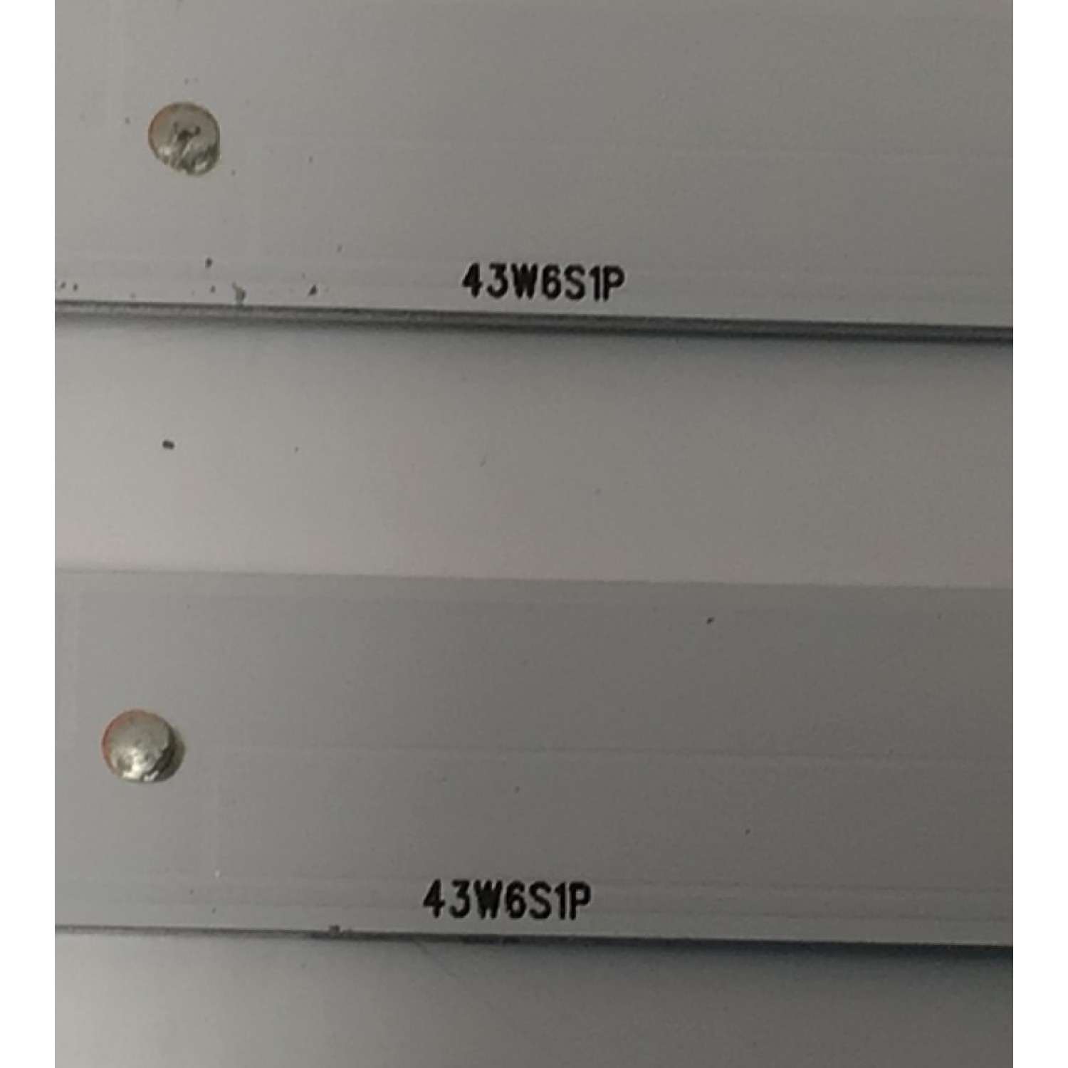 KIT DE LEDS PARA TV PHILIPS ORIGINAL 4 PIEZAS / NUMERO DE PARTE UDULEDWRE004 / UDULEDWRE004 REV 0.2 / 43W6S1P / MODELOS 43PFL5603/F7 / 43PFL5703/F7 - Imagen 3