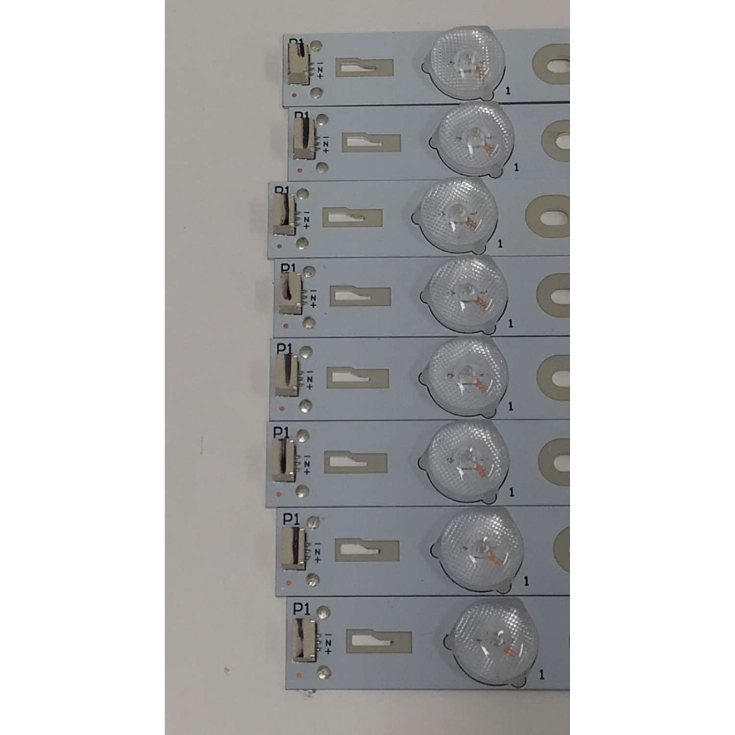 KIT DE LEDS PARA TV TCL ORIGINAL 8 PIEZAS / NUMERO DE PARTE 50HR330M05A0 V2 / 50D2700 / LC4RB2U1-C-K / 4C-LB5005-HR1 / MODELO 50FS3800  - Imagen 2