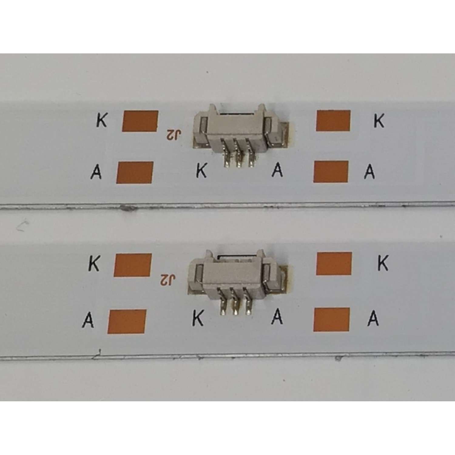 KIT DE LEDS PARA TV ONN ORIGINAL 2 PIEZAS / NUMERO DE PARTE 30332006002BD / LED32D06-ZC22AG-03BD / B005P00105665A / 32000M16 / MODELO 100012589 32" - Imagen 2