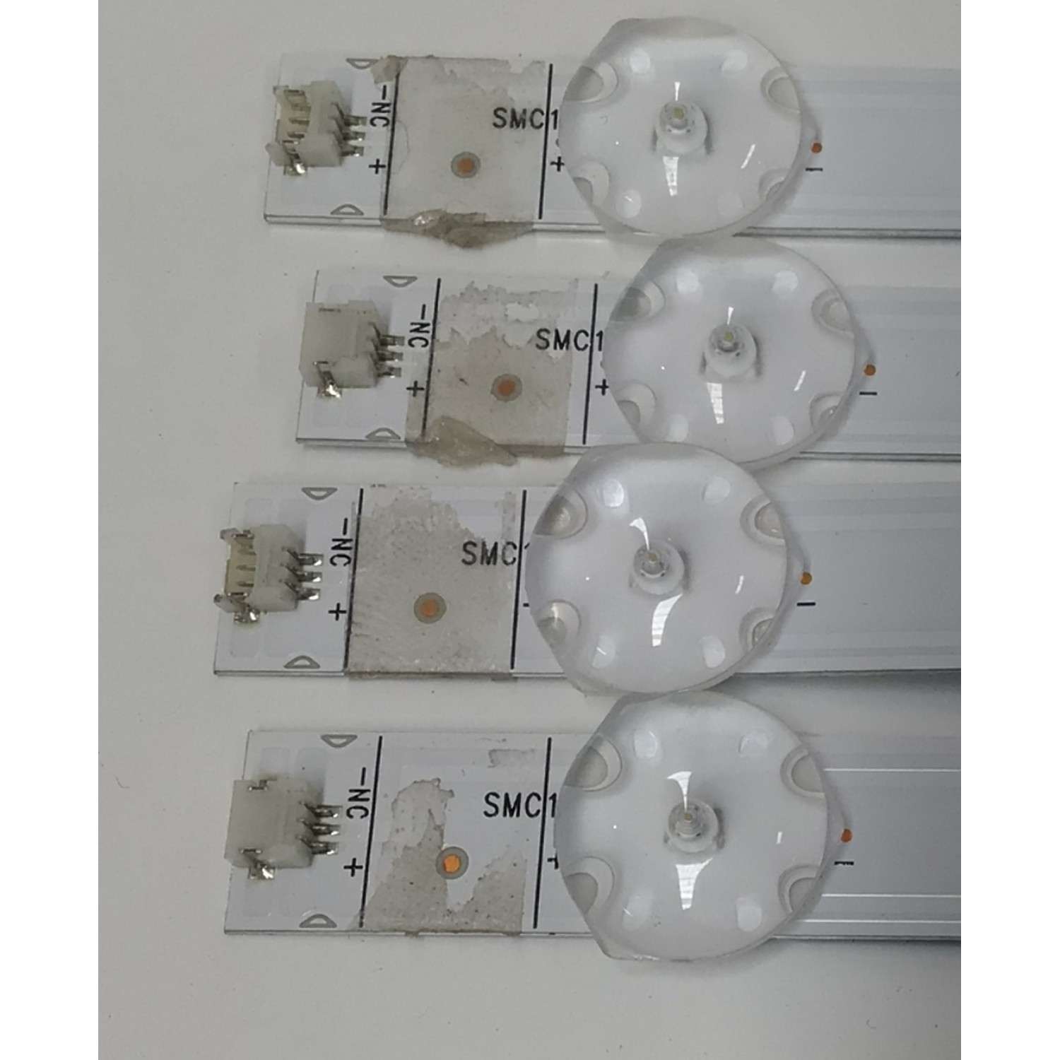 KIT DE LEDS PARA TV ORIGINAL 4 PIEZAS / NUMERO DE PARTE 303GC550109D / GC55D12-ZC42AG-08D / C19/D/206 / 2300022889 / 240411AC02 / 70401-01937 / 130-135/2.9 9-3.0 / GC550M39 / MODELO 55" - Imagen 3