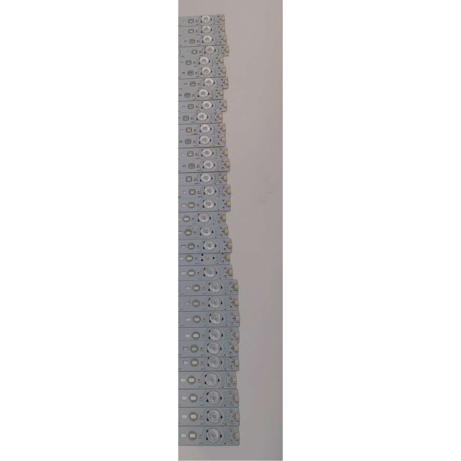 KIT DE LEDS PARA TV SHARP ORIGINAL / INCOMPLETO SOLO 45 PIEZAS / NUMERO DE PARTE 5231 / 5232 / 5233 / 5234 / 5235 / 5236 / ZZH2Y13WC10 / ZZH2Y14WC10 / PANEL LK900D3GW102 / MODELOS LC-90LE745U / LC-90LE657U / KIT CONSTA ORIGINALMENTE DE 48 PIEZAS - Imagen 8