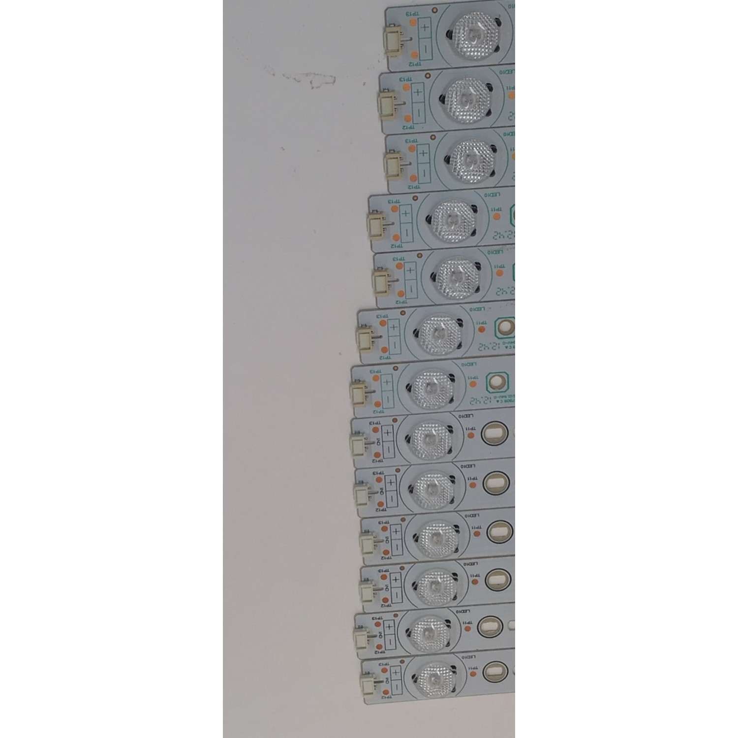 KIT DE LEDS PARA TV SHARP ORIGINAL / INCOMPLETO SOLO 45 PIEZAS / NUMERO DE PARTE 5231 / 5232 / 5233 / 5234 / 5235 / 5236 / ZZH2Y13WC10 / ZZH2Y14WC10 / PANEL LK900D3GW102 / MODELOS LC-90LE745U / LC-90LE657U / KIT CONSTA ORIGINALMENTE DE 48 PIEZAS - Imagen 6