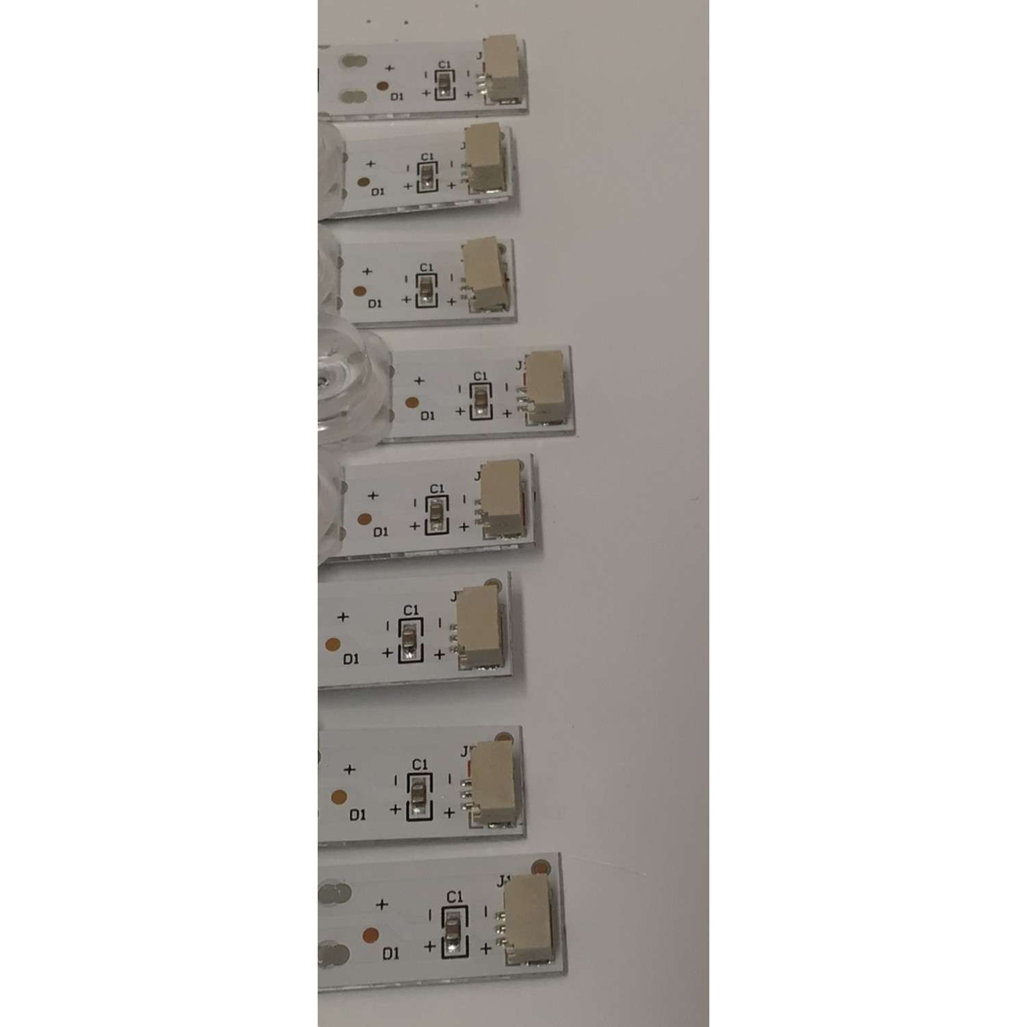 KIT DE LEDS ORIGINAL PARA TV TCL 8 PIEZAS / NUMERO DE PARTE 65TN2L2-ZX3030-8X7YH / 65TN2L2-ZX3030-8X7YH-20230916 / B0101-001546 / 240417-33NG4 / PANEL LVU650NDJL / MODELOS 65Q671G / 65S571G / 65Q77K - Imagen 4