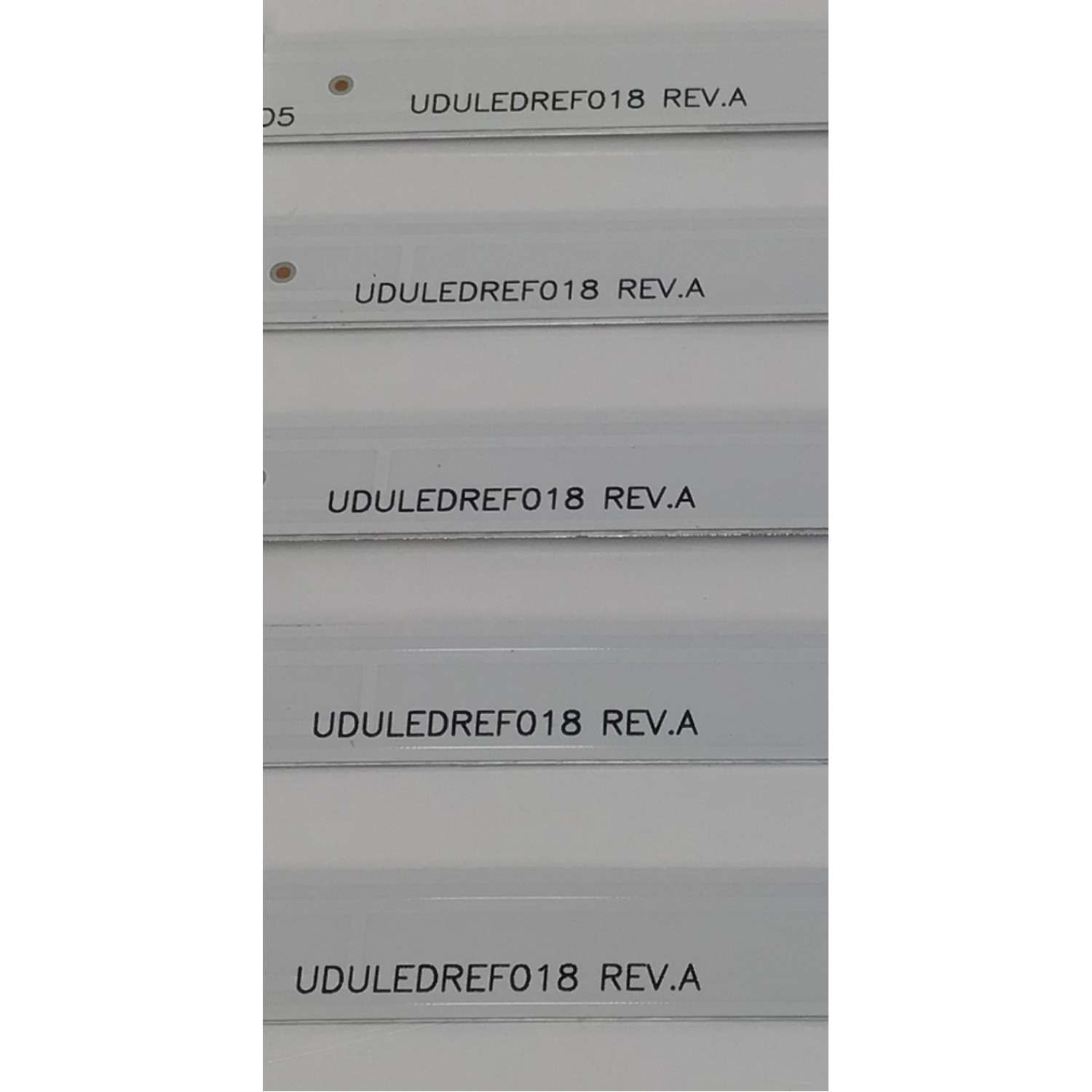 KIT DE LEDS PARA TV PHILIPS ORIGINAL 8 PIEZAS / NUMERO DE PARTE UDULEDREF018 / UDULEDREF018 REV.A / RF-EN650010SR30-0701 A0 / 65W7S1P / R018 / 22DF / 102670 / 102620 / PANEL UHF83XT-6075 / MODELO 65PUL7552 / 65PUL7552/F7 - Imagen 3