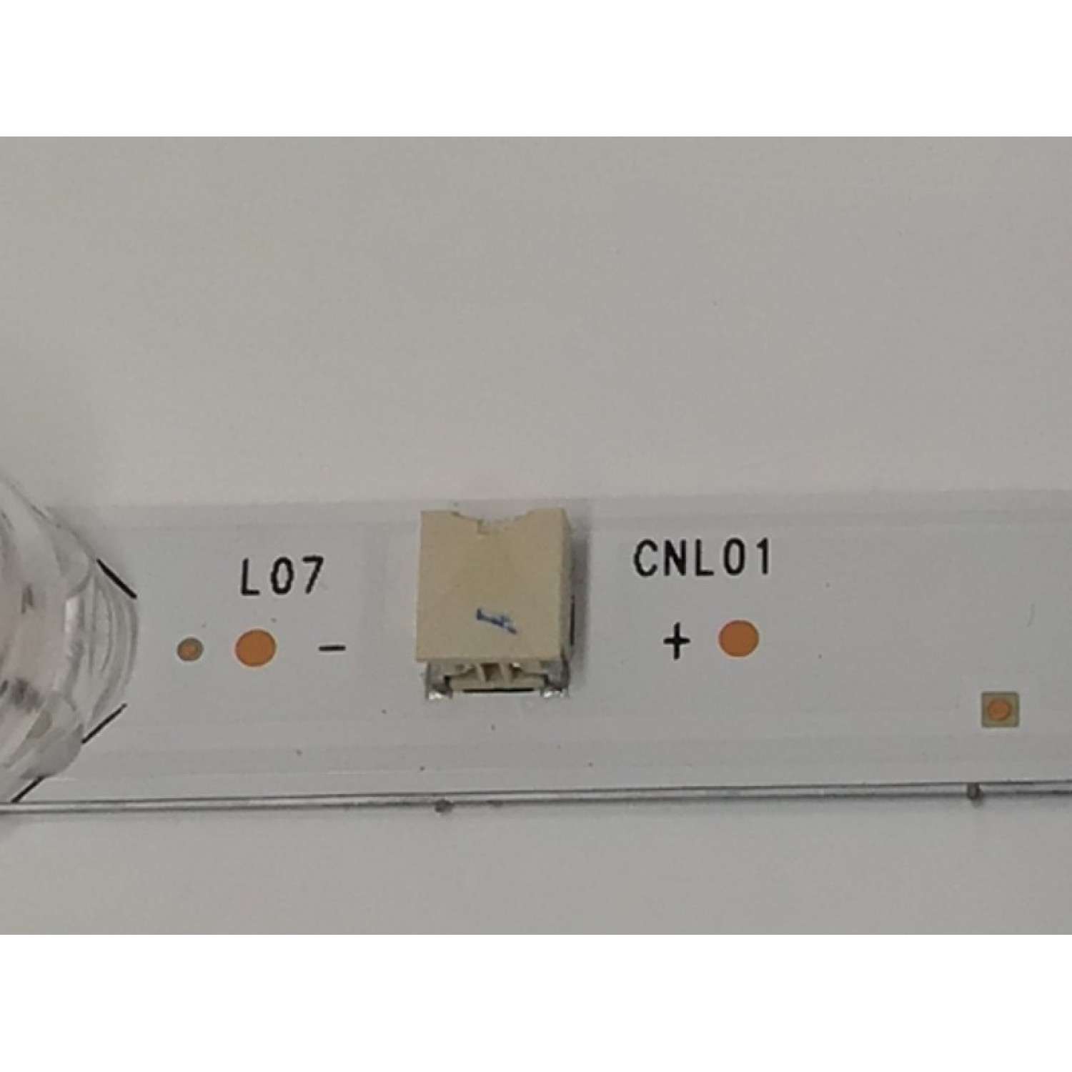 LED PARA TV VIZIO ORIGINAL 1 PIEZA / NUMERO DE PARTE 6C01B001XD000 / JL.D400C1330-202AS-M_V01 / F8QNC00037FAU / XLB00EX68502G0 / PANEL V400HJ9-E03 REV.C1 / MODELO D40FM-K09 - Imagen 2