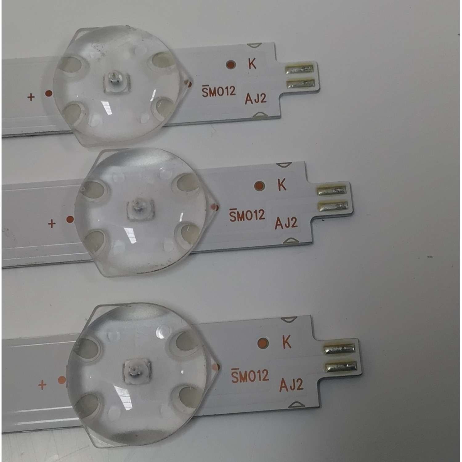 KIT DE LEDS PARA TV ONN ORIGINAL 3 PIEZAS / NUMERO DE PARTE 30355012008D / LED55D12A-ZC62AG-11D / 240416AB12 / 5500M015 / DISPLAY ST5461D18-2 / MODELO 100012586 55" - Imagen 4