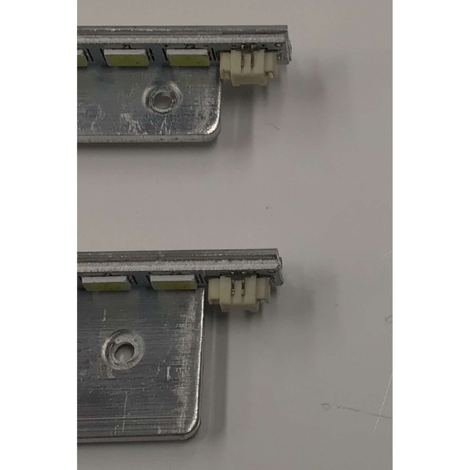 KIT DE LEDS PARA TV WESTINGHOUSE ORIGINAL 2 PIEZAS / NUMERO DE PARTE TC460F109 / TC460F109-R124-A0606 / PANEL TC460F109-A1 / MODELO EW46T4LZ - Imagen 2